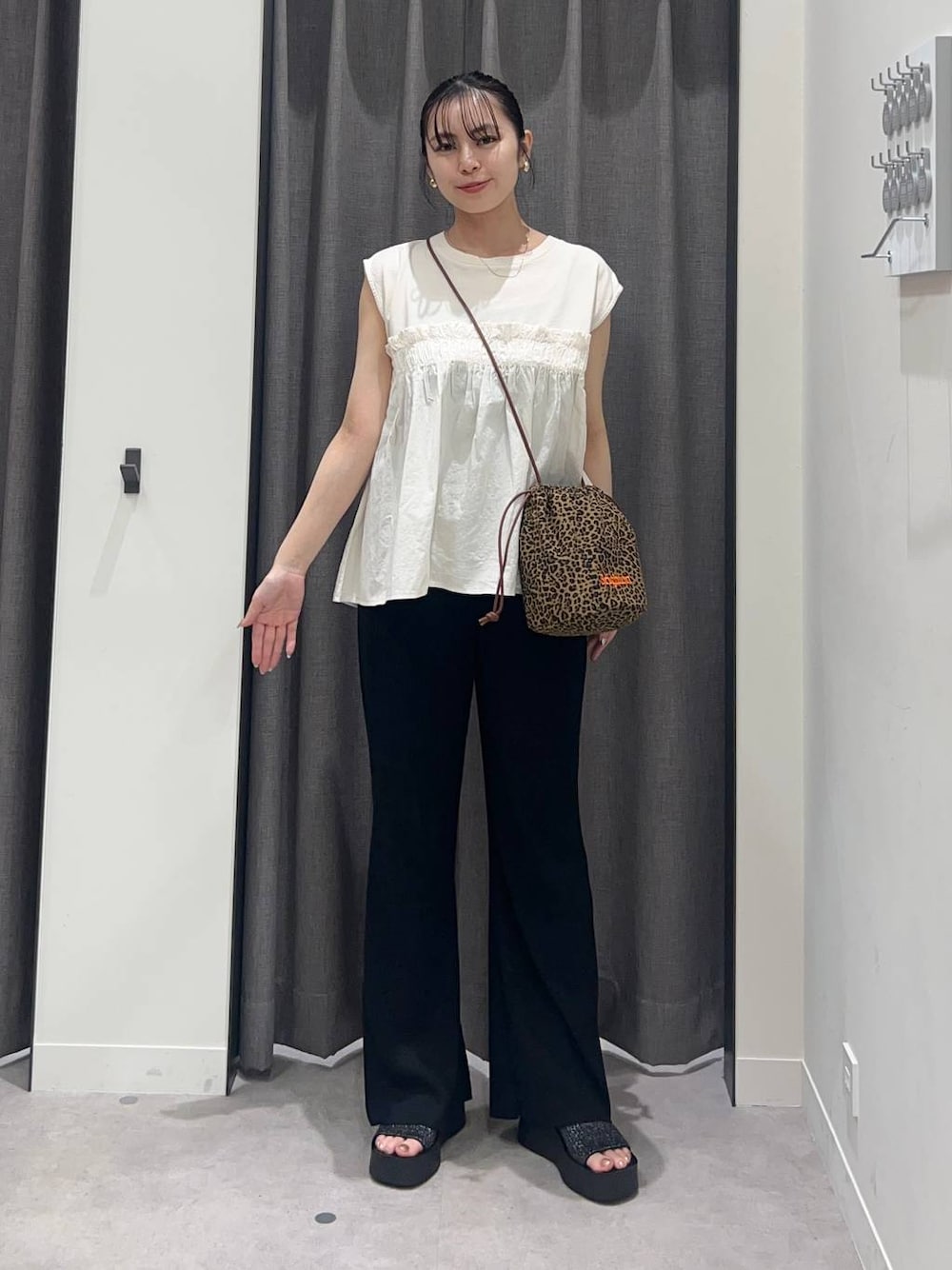 「ローリーズスタイル_LOWRYS FARM、LOWRYS FARM、Tシャツ、パンツ、楽ちんコーデ、きれいめカジュアル、骨格ストレート、夏コーデ」｜「LOWRYS FARMのカンドウフィットニットサンダル 283661（サンダル、ブラック系）」を使った、tsukemonoemiさん（レディース・160cm）の夏コーディネートの1枚目の写真