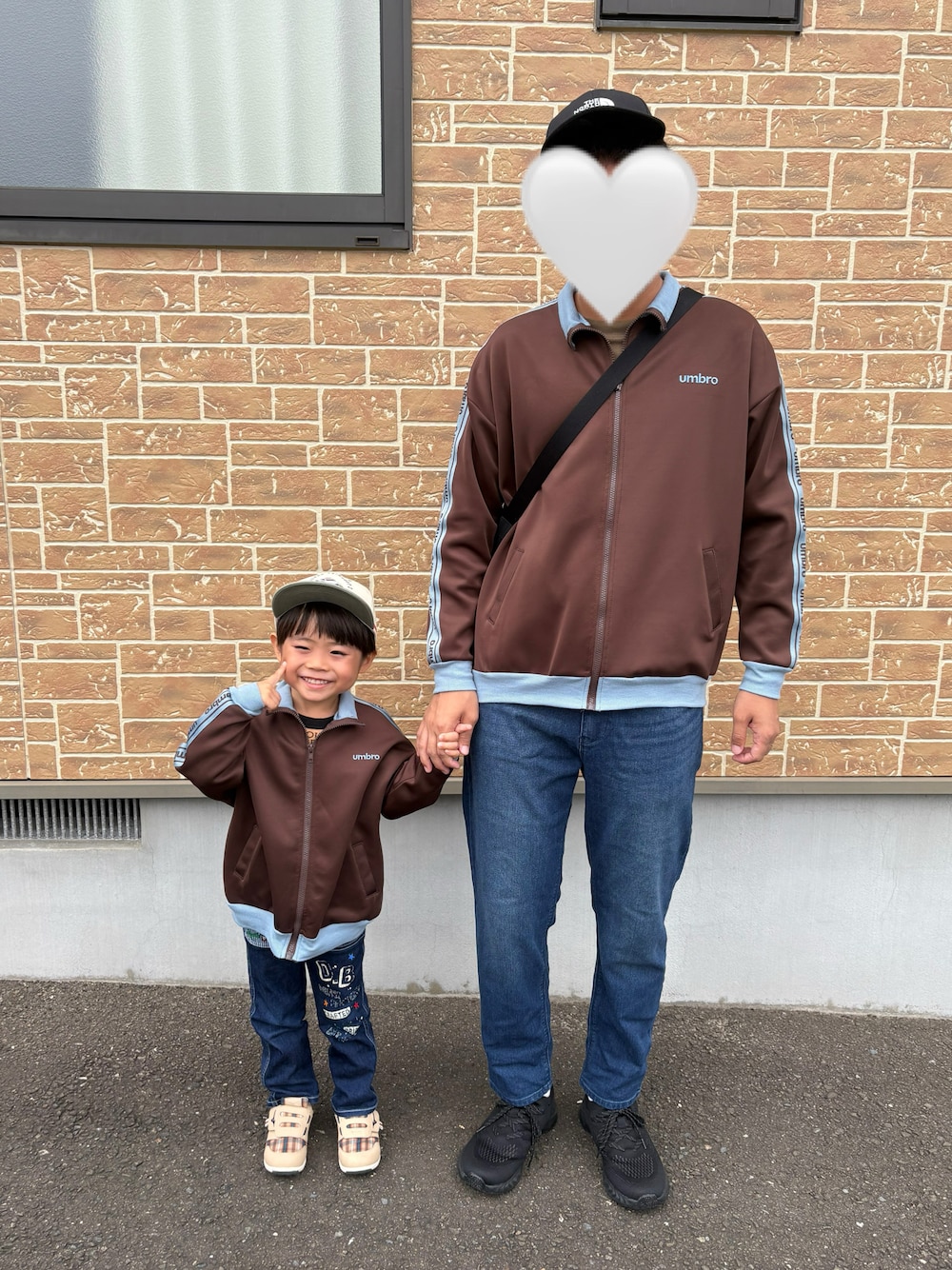 ベージュ系のスニーカー、ブラウン系のジャケット/アウター、ブラウン系のジャケット/アウターを着用したキッズの秋コーディネートの1枚目の写真