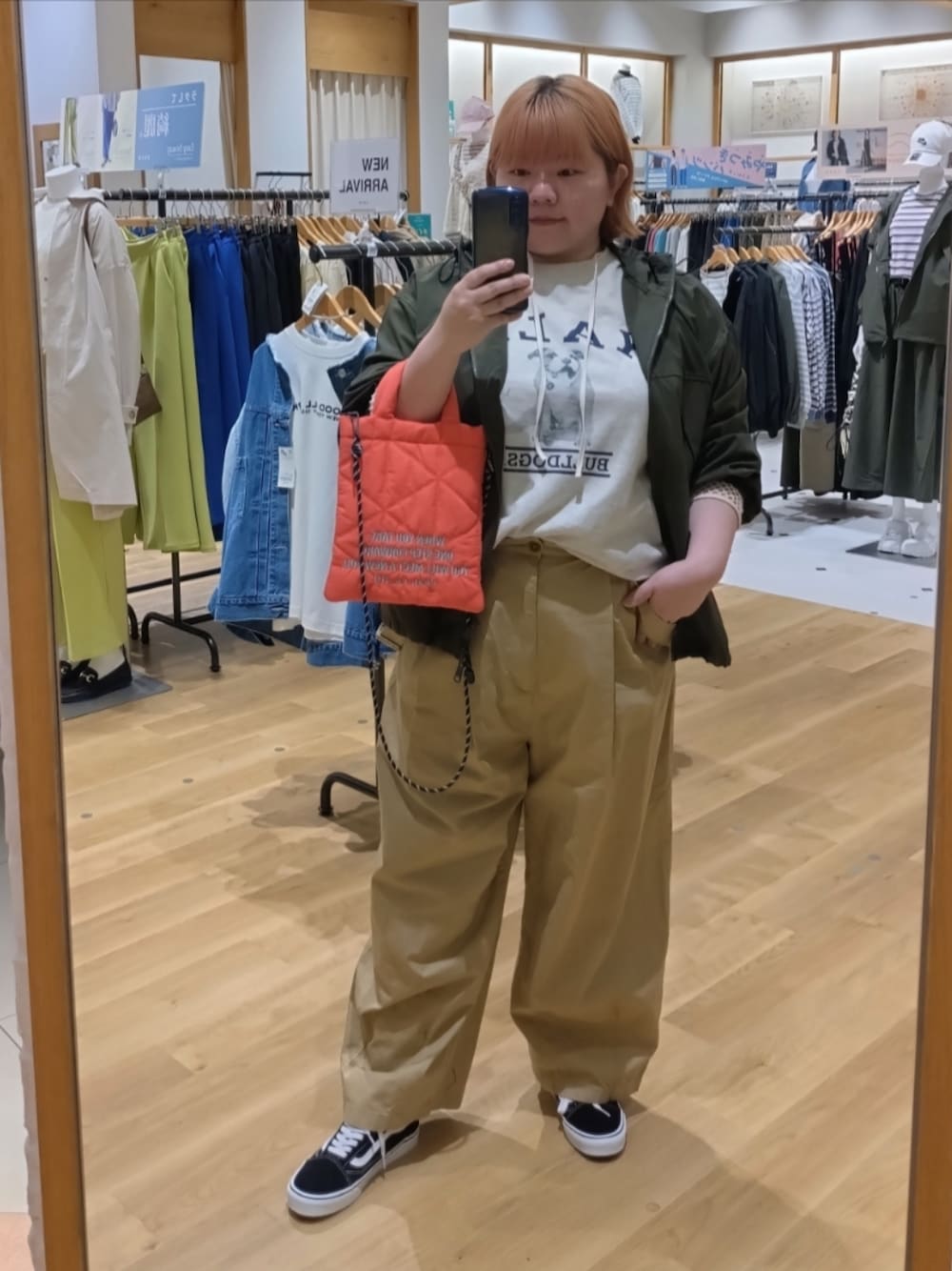 「YALE、イェール、C.Mt、マウンテンパーカー、メッシュ、ランタンパンツ、サロペット、VANS」｜「coenのYALE別注 アソートプリント 半端袖 ビッグTシャツ（Tシャツ/カットソー、ベージュ系）」を使った、coen みー子さん（レディース・162cm）の春コーディネートの1枚目の写真