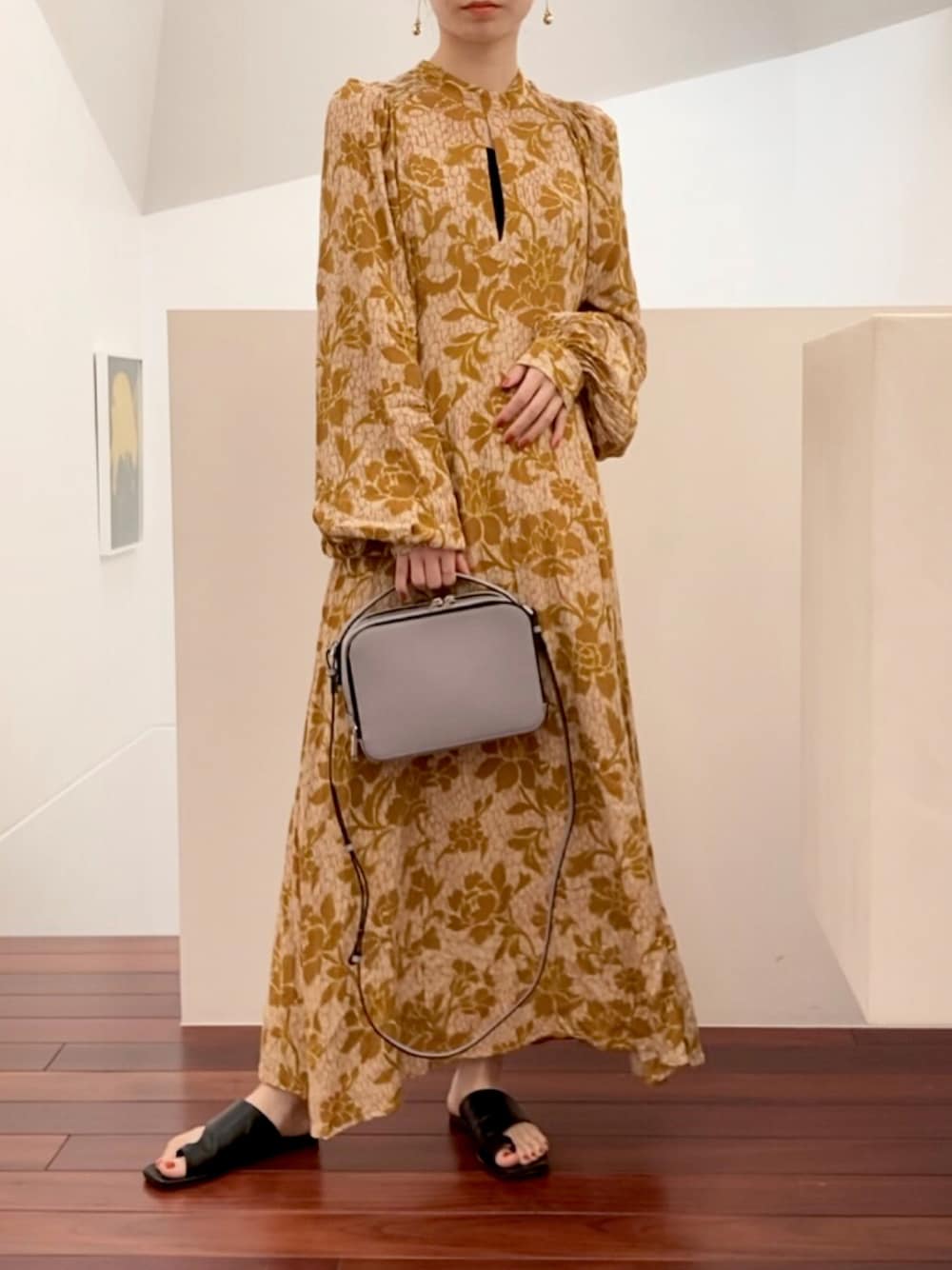 「ワンピースコーデ、秋色、レザーバッグ、ショルダーバッグ、トングサンダル、綺麗めカジュアル、花柄ワンピース、大柄フラワー、差し色、新作コーデ、ロングワンピース、秋トレンド2021、秋先取りコーデ、秋のブラウンスタイル、秋服準備はじめました」｜「NANO universeのアイテム（サンダル、ブラック系）」を使った、kotoneさん（レディース・166cm）の夏コーディネートの1枚目の写真