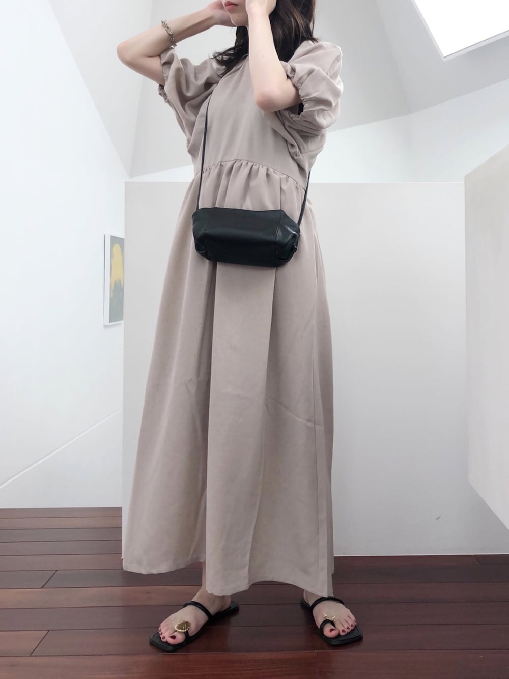 「休日スタイル、きれいめカジュアル、大人コーデ、夏、ワンピース×サンダル、サコッシュ、ショルダーバッグ 黒、パワショル、パフスリーブワンピース、ZARAコーデ、Epoi  #スタッフコーデ、スタイルミキサー、stylemixer、Epoi、レザーバッグ」｜「STYLEMIXERのアイテム（ワンピース/ドレス、ベージュ系）」を使った、kotoneさん（レディース・166cm）の夏コーディネートの1枚目の写真