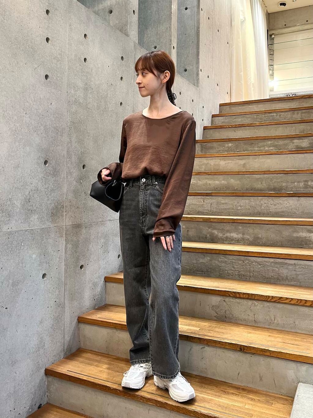 ブラウン系のシャツ/ブラウス、ブラック系のデニムパンツ、ホワイト系のスニーカーを着用したレディースの夏コーディネートの1枚目の写真