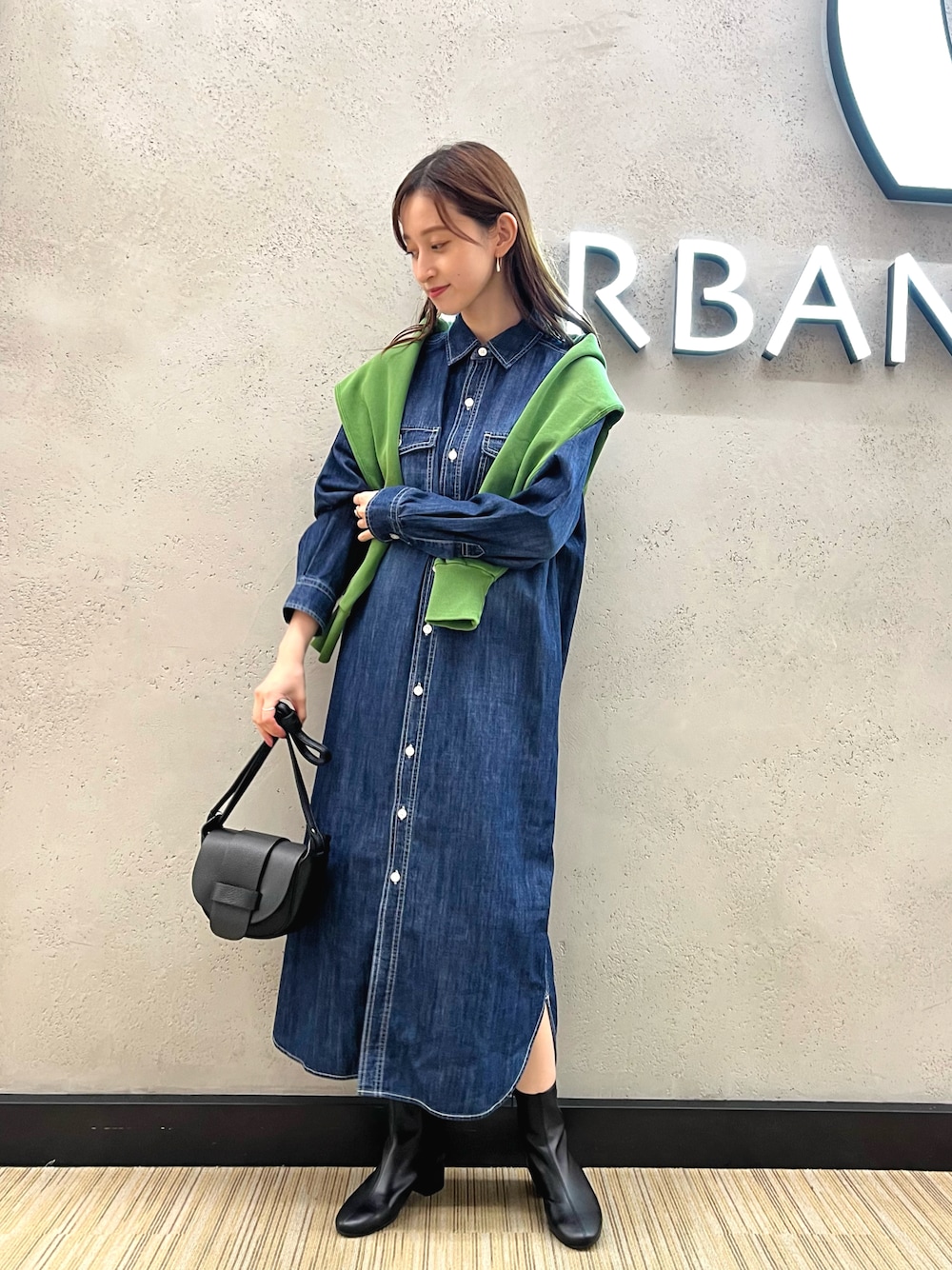 「大人カジュアル、休日コーデ、シンプルコーデ、ロングワンピース、低身長女子、ショルダーバッグ、ブーツコーデ、秋服、デニム、デニムコーデ、デニムワンピース、ブーツ、肩掛け、URBAN RESEARCH、RODE SKO」｜「URBAN RESEARCHの『WEB限定』インディゴデニムシャツワンピース（ワンピース、ブルー系）」を使った、chisaさん（レディース・157cm）の秋コーディネートの1枚目の写真