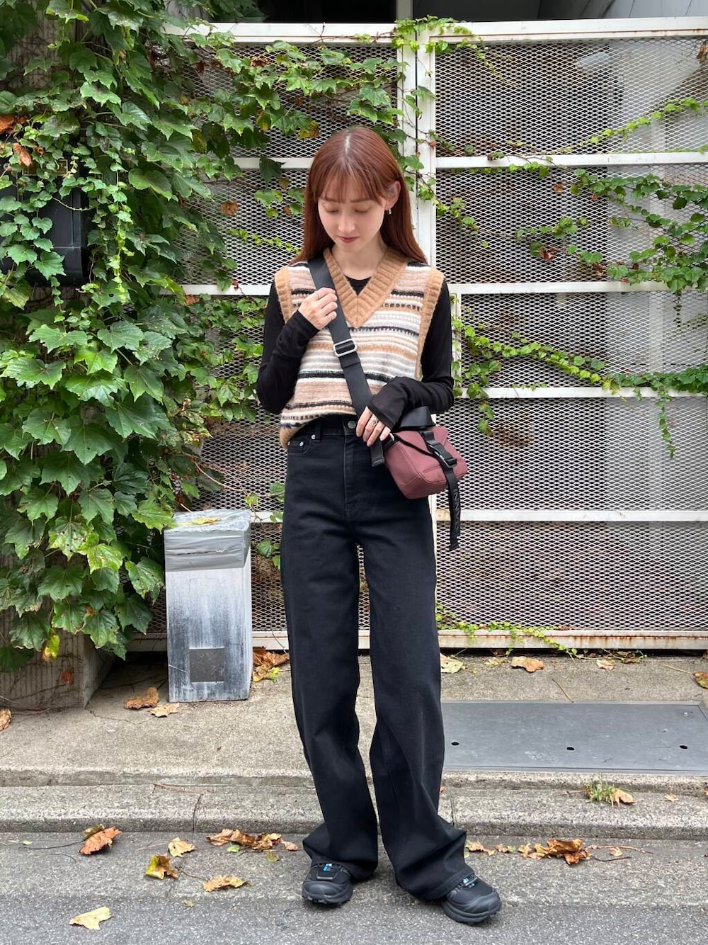 ブラック系のTシャツ/カットソー、ブラック系のスニーカー、ブラウン系のベストを着用したレディースの夏コーディネートの1枚目の写真