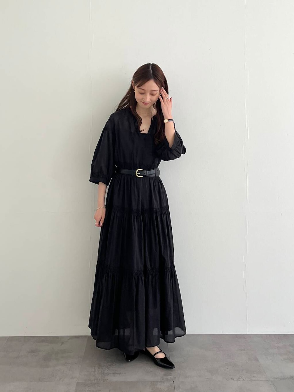 「ワンピース、アーバンリサーチ、デートコーデ、URBANRESEARCH、オールブラック、シアー、春コーデ、低身長コーデ、20代、ティアード、157cm、ブラックコーデ、トレンドコーデ、20代後半、骨格ウェーブ」｜「URBAN RESEARCHのポインテッドバックストラップシューズ（パンプス、ブラック系）」を使った、chisaさん（レディース・157cm）の春コーディネートの1枚目の写真