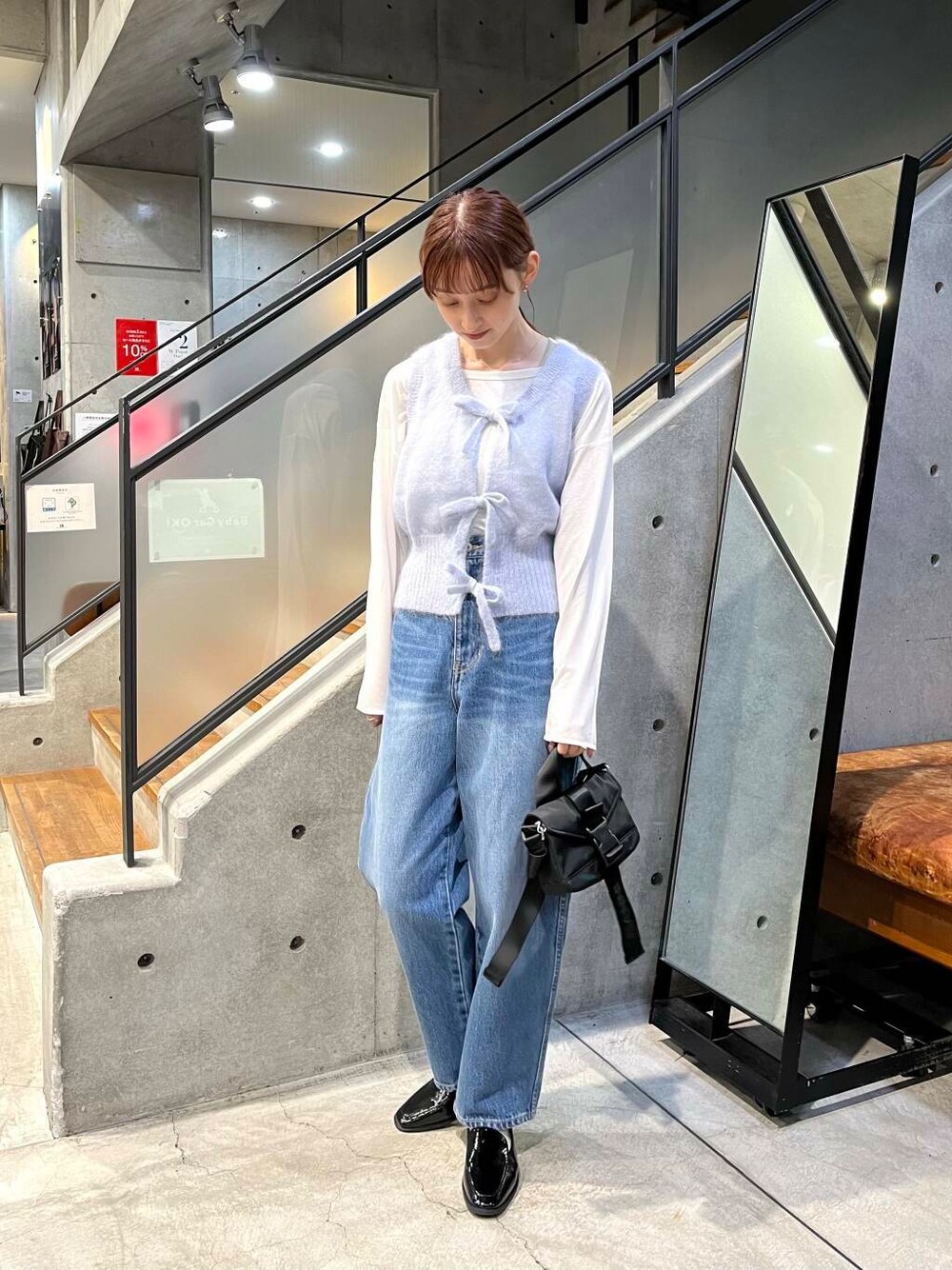 ブラック系のローファー、ブルー系のデニムパンツ、ホワイト系のTシャツ/カットソーを着用したレディースの夏コーディネートの1枚目の写真