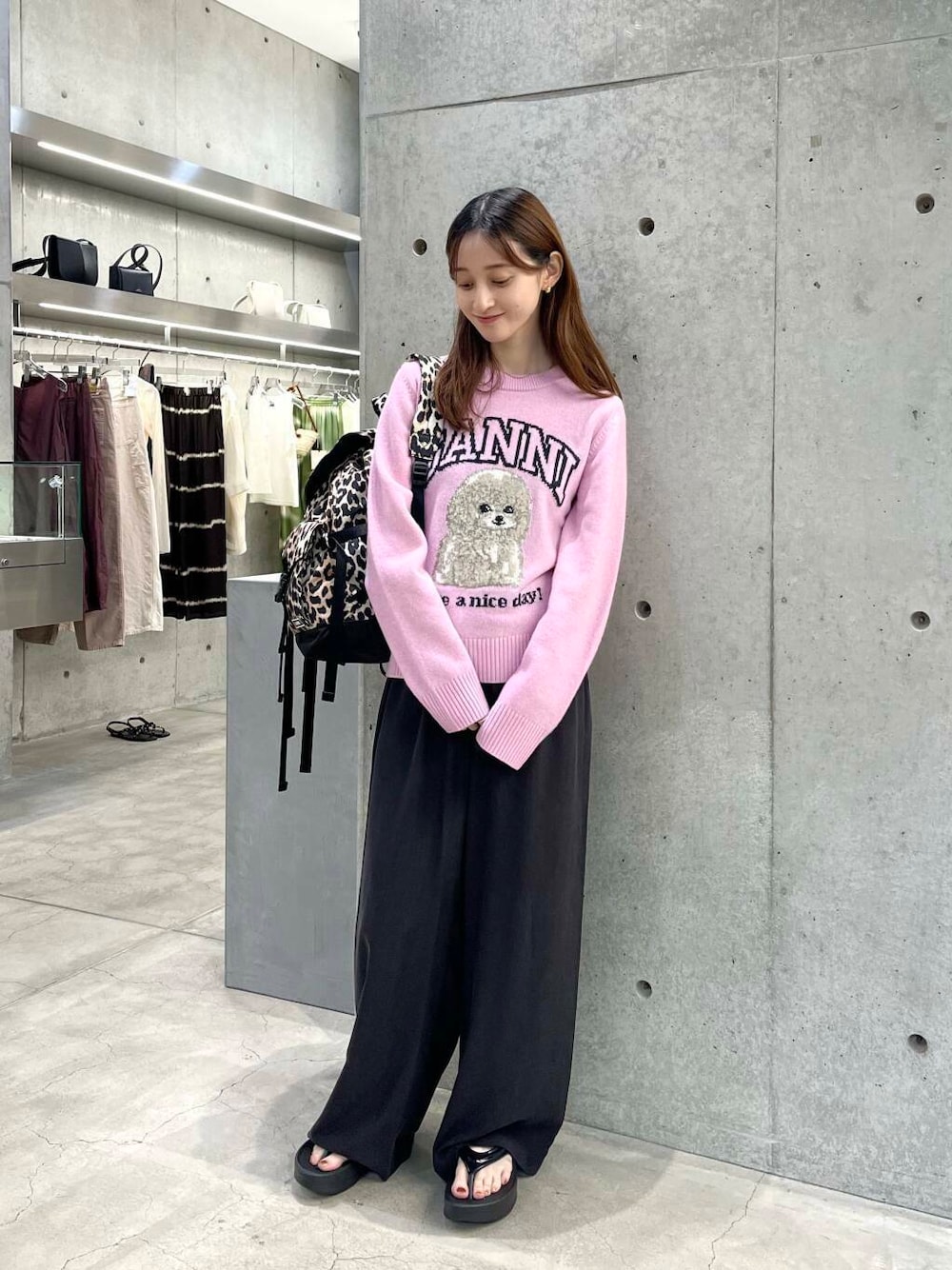 ブラック系のサンダル、その他のバックパック/リュック、ブラウン系のその他パンツを着用したレディースの夏コーディネートの1枚目の写真