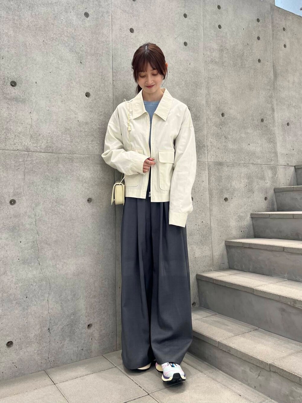 グレー系のその他パンツ、ホワイト系のショルダーバッグ、ブルー系のニット/セーターを着用したレディースの冬コーディネートの1枚目の写真