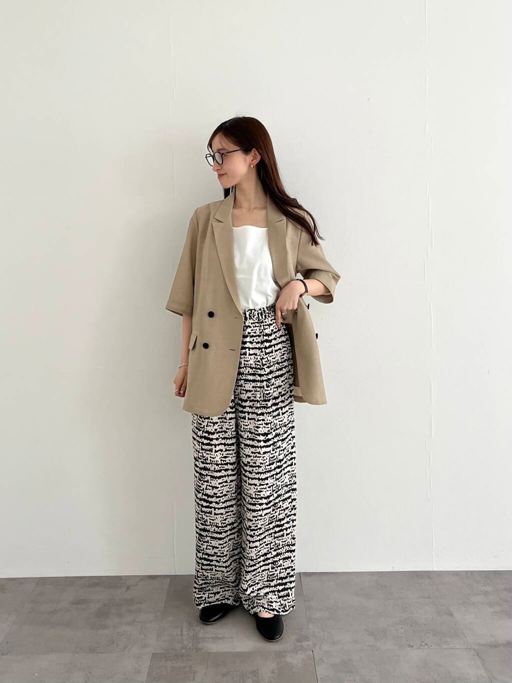 「アーバンリサーチ、イージーパンツ、URBANRESEARCH、レイヤード、春コーデ、低身長コーデ、メッシュ、20代、157cm、トレンドコーデ、20代後半、骨格ウェーブ、春カラーコーデ、イエベ春、ウェーブ×イエベ春」｜「URBAN RESEARCHのメリージェーンフラットシューズ（バレエシューズ、ブラック系）」を使った、chisaさん（レディース・157cm）の春コーディネートの1枚目の写真