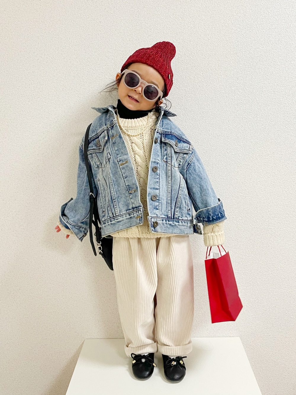 「クリスマスに着たい服、冬コーデ、ショルダーバッグ、あったかコーデ、ワイドパンツ、ビッグシルエット、休日スタイル、紅白コーデ、マイベストコーデ2021、ケーブルニット、ホワイトコーデ、コーデュロイパンツ、タートルネック、レイヤードスタイル、ジャケット」｜「melt.のアイテム（帽子、レッド系）」を使った、asairo 𓇼 さん（キッズ・100cm）の冬コーディネートの1枚目の写真