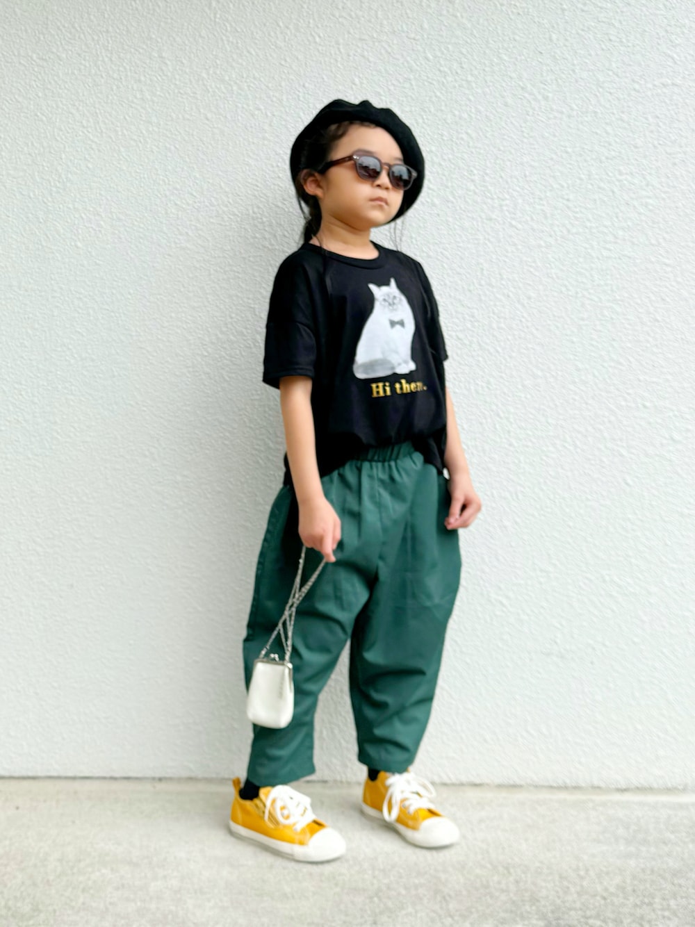 「夏コーデ、夏だ！Tシャツ着よう！、きれいめカジュアル、スニーカー、シンプルコーデ、ブラックコーデ、お出かけコーデ、プチプラ、サングラス」｜「MAKE YOUR DAYのサマーニットベレー帽（ハンチング/ベレー帽、ブラック系）」を使った、asairo 𓇼 さん（キッズ・110cm）の夏コーディネートの1枚目の写真