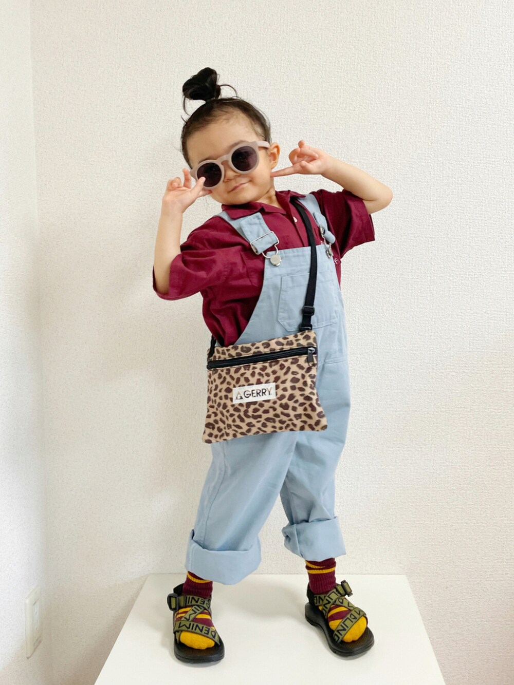 「サロペット、カラーパンツ、レオパード、休日スタイル、シャツスタイル、サンダル、ショルダーバッグ、韓国子供服、ビッグシルエット、カジュアルコーデ、オーバーオール、秋トレンド2021」｜「DENIM DUNGAREEのシーチング 変型 アロハ シャツ（シャツ/ブラウス、ホワイト系）」を使った、asairo 𓇼 さん（キッズ・100cm）の秋コーディネートの1枚目の写真