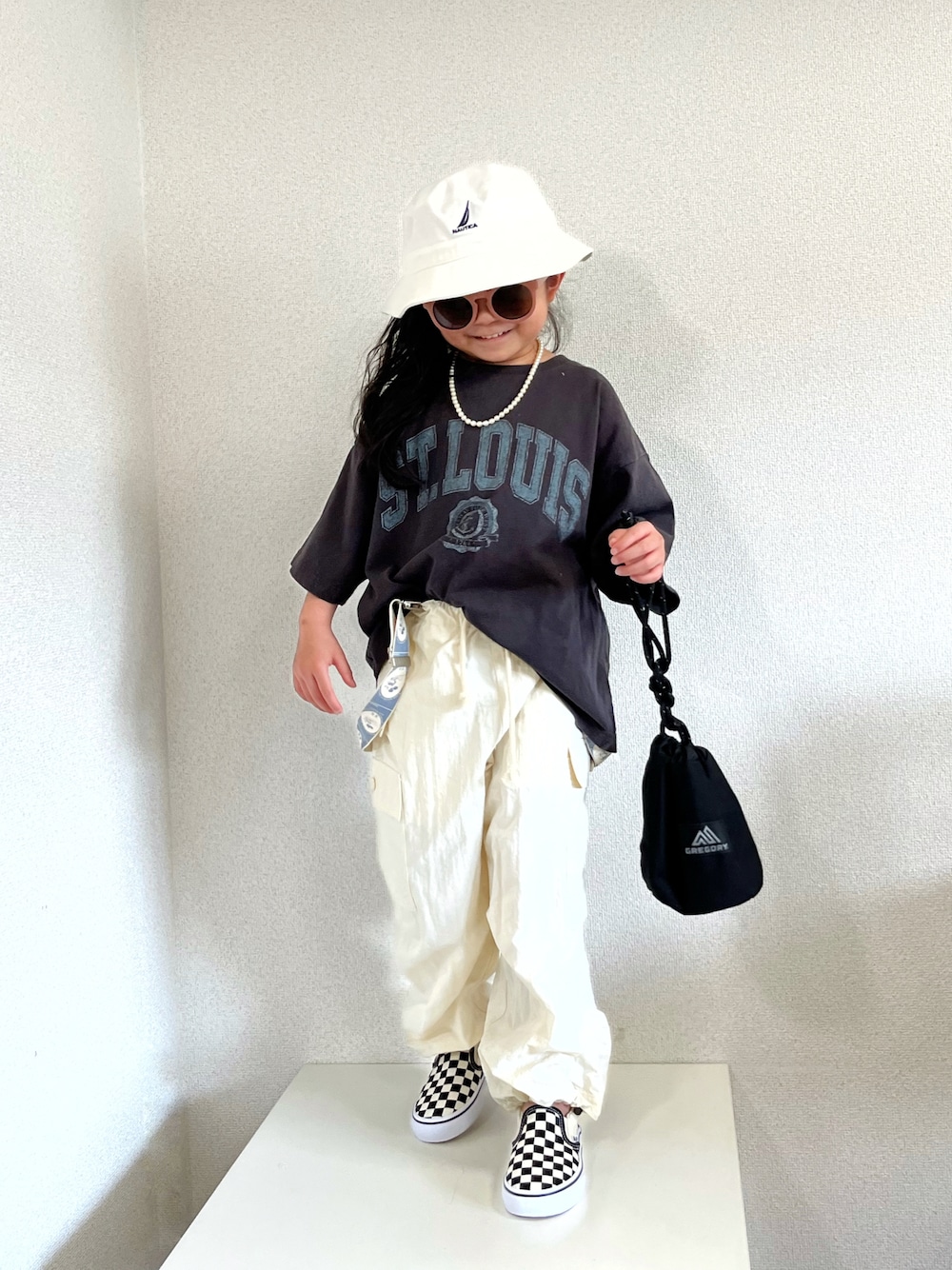 「ストリート、モノトーン、モードストリートフェス、バケットハット、カーゴパンツ、春夏コーデ、ロゴT、シンプルコーデ、巾着バッグ、タックイン、休日スタイル、モード、お出かけコーデ日記、チェック」｜「NAUTICAの【NAUTICA/ノーティカ】ワンポイント刺繍バケットハット（ハット、ホワイト系）」を使った、asairo 𓇼 さん（キッズ・100cm）の春コーディネートの1枚目の写真