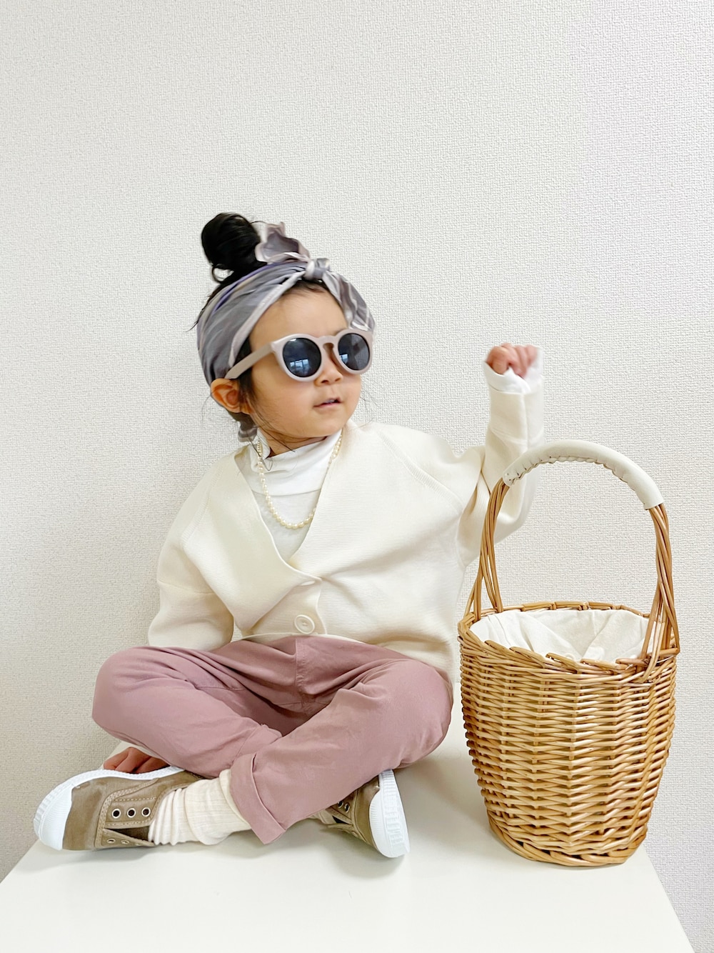 「古着MIX、かごバッグ、スカーフ、スリッポン、カーディガン、プチプラ、UNIQLO、カラーパンツ、タートルネック、春コーデ、春ニット、パステル映える春」｜「BEAUTY&YOUTH UNITED ARROWSのアイテム（ファッション雑貨、パープル系）」を使った、asairo 𓇼 さん（キッズ・100cm）の春コーディネートの1枚目の写真