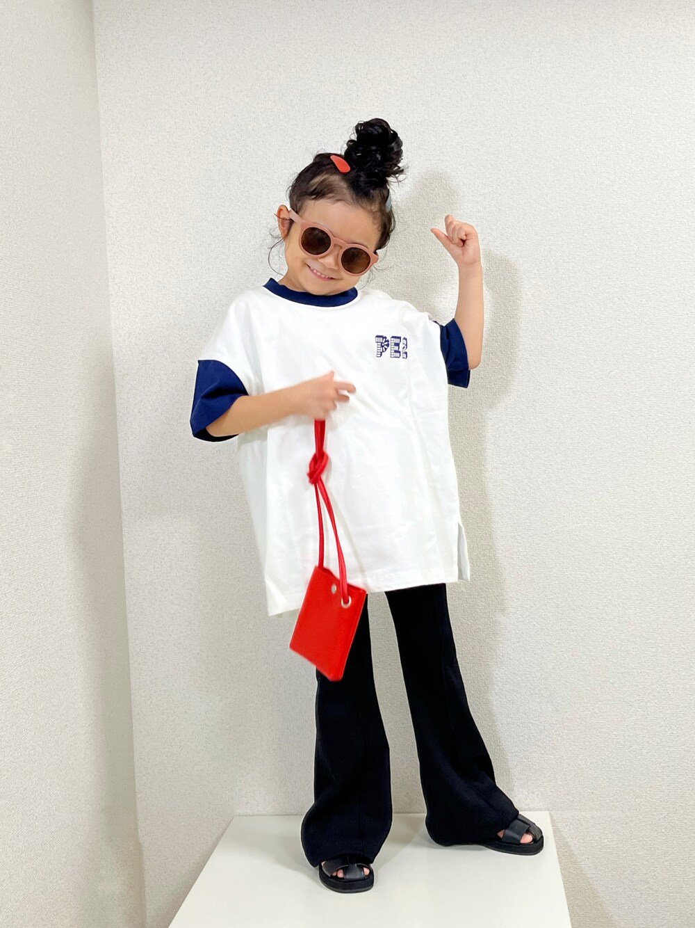 「みんなの白Tフェス、グルカサンダル、夏コーデ、カジュアル、リンガーTシャツ、ロゴT、シンプルコーデ、フェススタイル、ビッグシルエット、モノトーン」｜「Grech & CoのGrech & Co / 3色セット インポートヘアクリップ（ヘアピン、ブラウン系）」を使った、asairo 𓇼 さん（キッズ・100cm）の夏コーディネートの1枚目の写真