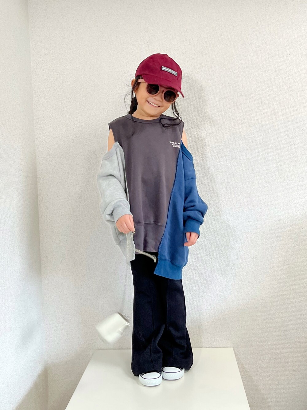 「キャップ、スウェット、秋服準備はじめました、スニーカー、カジュアルコーデ、秋服、スポーツミックス、お出かけコーデ、ストリート、古着MIX、休日スタイル、ミニバッグ」｜「GROOVY COLORSのGRCS LOW CAP（キャップ、レッド系）」を使った、asairo 𓇼 さん（キッズ・110cm）の秋コーディネートの1枚目の写真