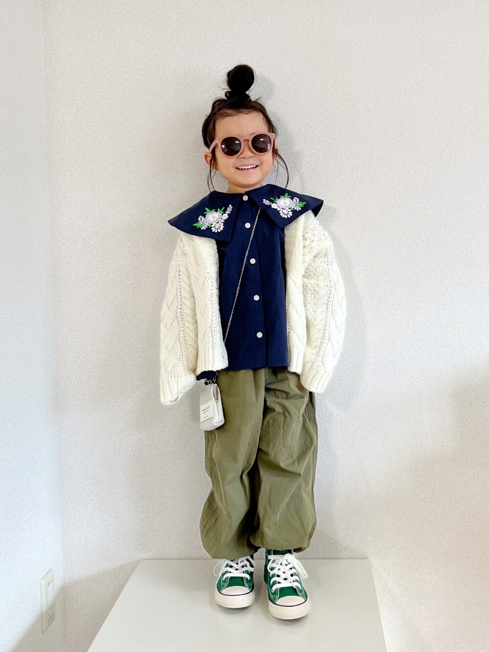 「ほめられ本命コーデ、ビッグカラー、GU、プチプラ、カーゴパンツ、カーディガン、コンバース、スニーカー、シャツスタイル、春コーデ、春色、カジュアルコーデ、レイヤードスタイル、ビビッドカラー」｜「LOWRYS FARMのフラワーシシュウブラウス　175177（シャツ/ブラウス、ブルー系）」を使った、asairo 𓇼 さん（キッズ・100cm）の冬コーディネートの1枚目の写真