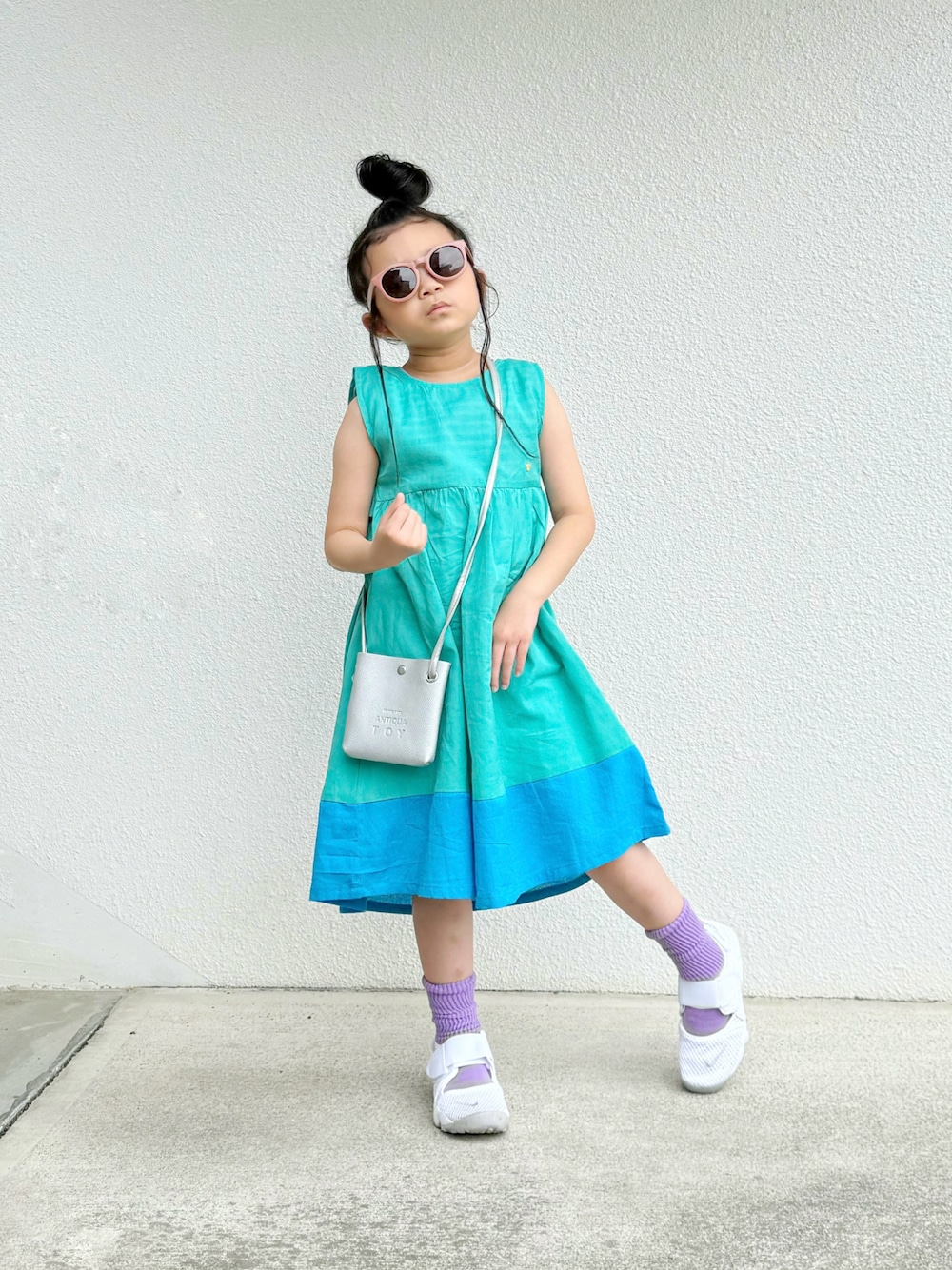 その他のタンクトップ、シルバー系のショルダーバッグ、ホワイト系のスニーカーを着用したキッズの春コーディネートの1枚目の写真