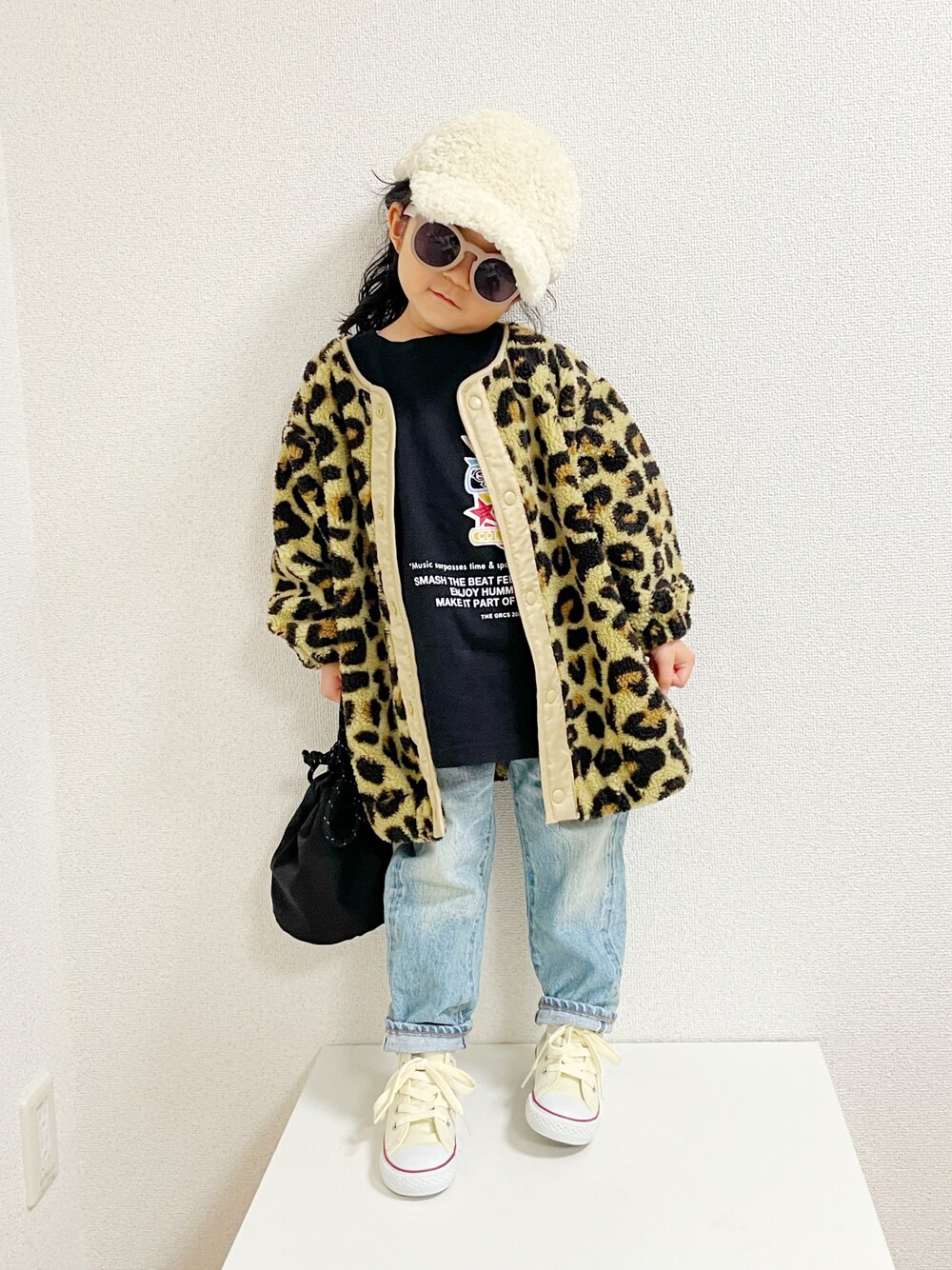 「ジャケット、デニム、ビッグシルエット、レオパード、めがね、ストリート、レイヤードスタイル、スニーカーコーデ、休日スタイル、プチプラ、巾着バッグ、ボアジャケット、マイベストコーデ2021、コンバース、ボリューム袖」｜「koreaのアイテム（キャップ、ホワイト系）」を使った、asairo 𓇼 さん（キッズ・100cm）の冬コーディネートの1枚目の写真