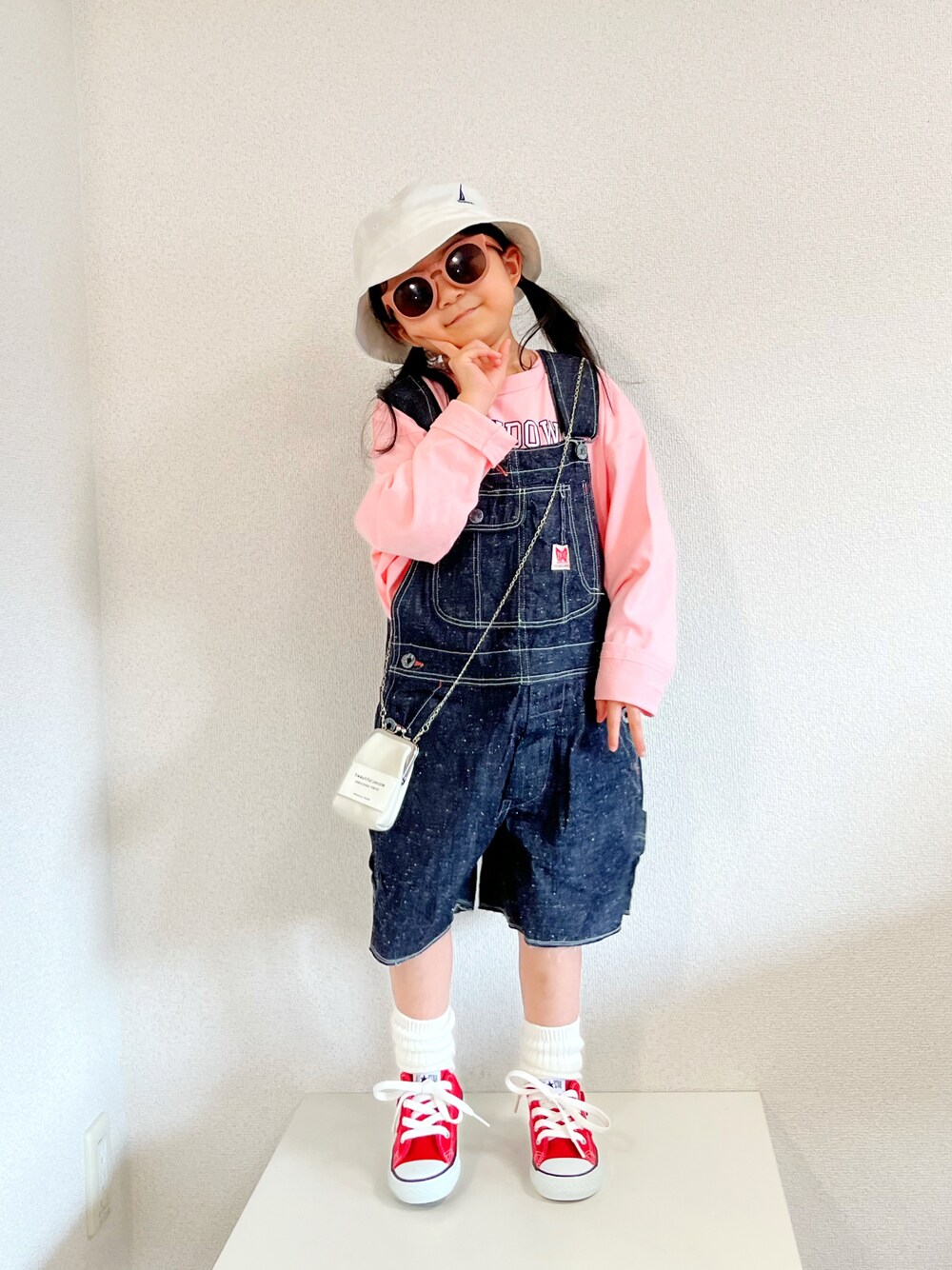 「ビッグシルエット、サロペット、デニム、スニーカー、バケットハット、ストリート、カジュアルコーデ、春服みてみて、パステル映える春、春コーデ、休日スタイル、ピンク、プチプラ」｜「NAUTICAの【NAUTICA/ノーティカ】ワンポイント刺繍バケットハット（ハット、ホワイト系）」を使った、asairo 𓇼 さん（キッズ・100cm）の春コーディネートの1枚目の写真