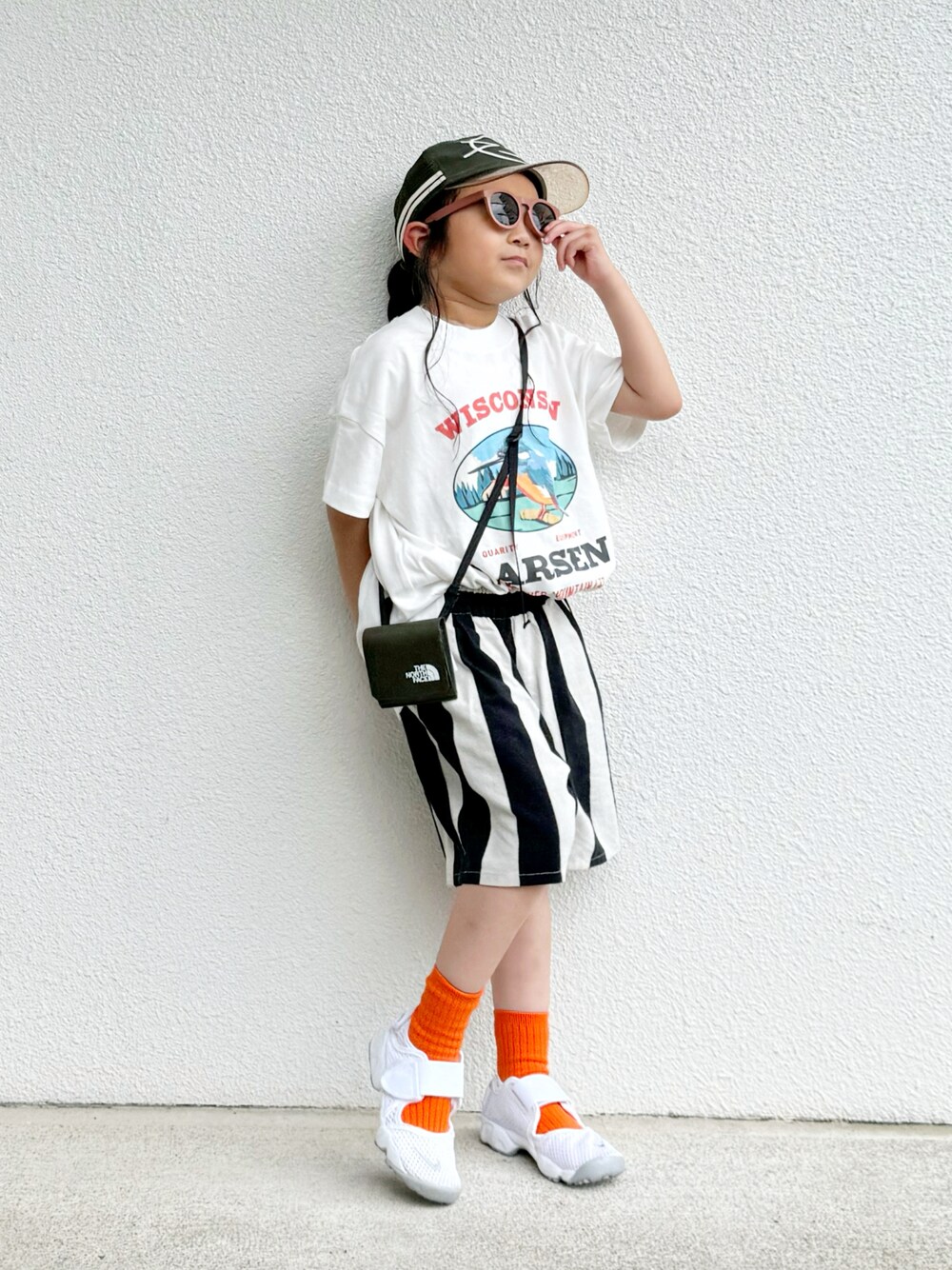 「フェススタイル、夏コーデ、ハーフパンツ、お出かけコーデ、スニーカー、ロゴT、サングラス、キャップ、白Tシャツ」｜「WynkenのWynken / ウィンクマークスケルトンキャップ（ハット、グリーン系）」を使った、asairo 𓇼 さん（キッズ・110cm）の夏コーディネートの1枚目の写真