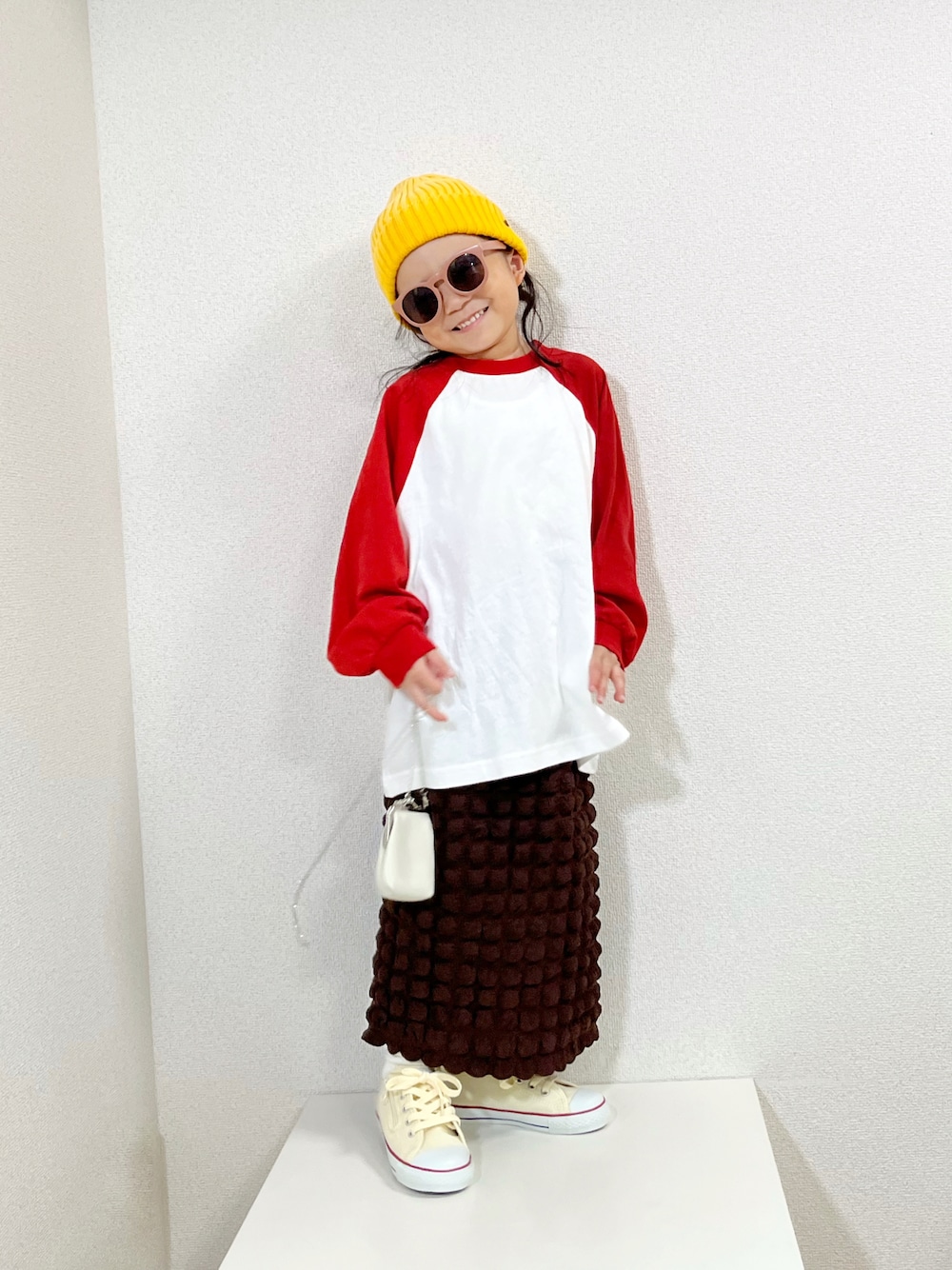 「ペアマノンストリート、ペアマノン、PAIRMANON STREET、pairmanon、カジュアルコーデ、スニーカー、ストリート、ラグランTシャツ、ロンT、ロングスカート、秋コーデ、ニット帽」｜「GO TO HOLLYWOODのアイテム（ニットキャップ/ビーニー、イエロー系）」を使った、asairo 𓇼 さん（キッズ・110cm）の秋コーディネートの1枚目の写真