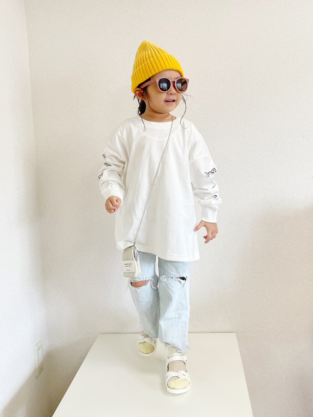 「ストリート、カジュアルコーデ、白Tシャツ、スポーツサンダル、デニム、韓国子供服、ニット帽、めがね、ビッグシルエット、淡色コーデ、休日スタイル、秋服準備はじめました、ロンT、レザー」｜「GO TO HOLLYWOODのアイテム（ニットキャップ/ビーニー、イエロー系）」を使った、asairo 𓇼 さん（キッズ・100cm）の夏コーディネートの1枚目の写真