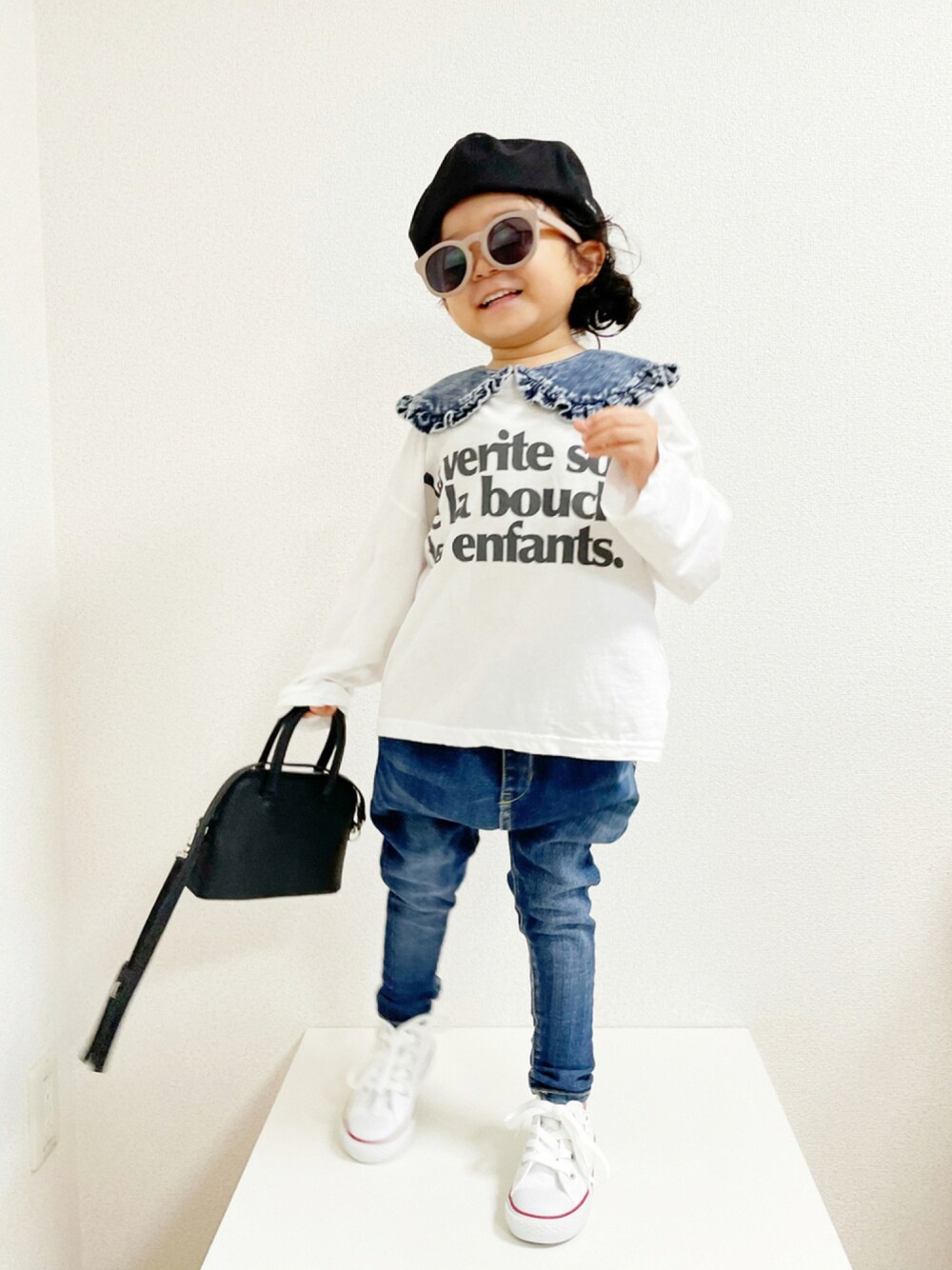 「シンプルコーデ、デニムパンツ、白スニーカー、ロゴT、プリントT、ベレー帽、つけ襟、休日スタイル、白Tシャツ、コンバース、converse、petit main、ショルダーバッグ、レザー、韓国子供服」｜「quoti use fithの6枚ハギベレーボウ（ハンチング/ベレー帽、ブラック系）」を使った、asairo 𓇼 さん（キッズ・100cm）の夏コーディネートの1枚目の写真