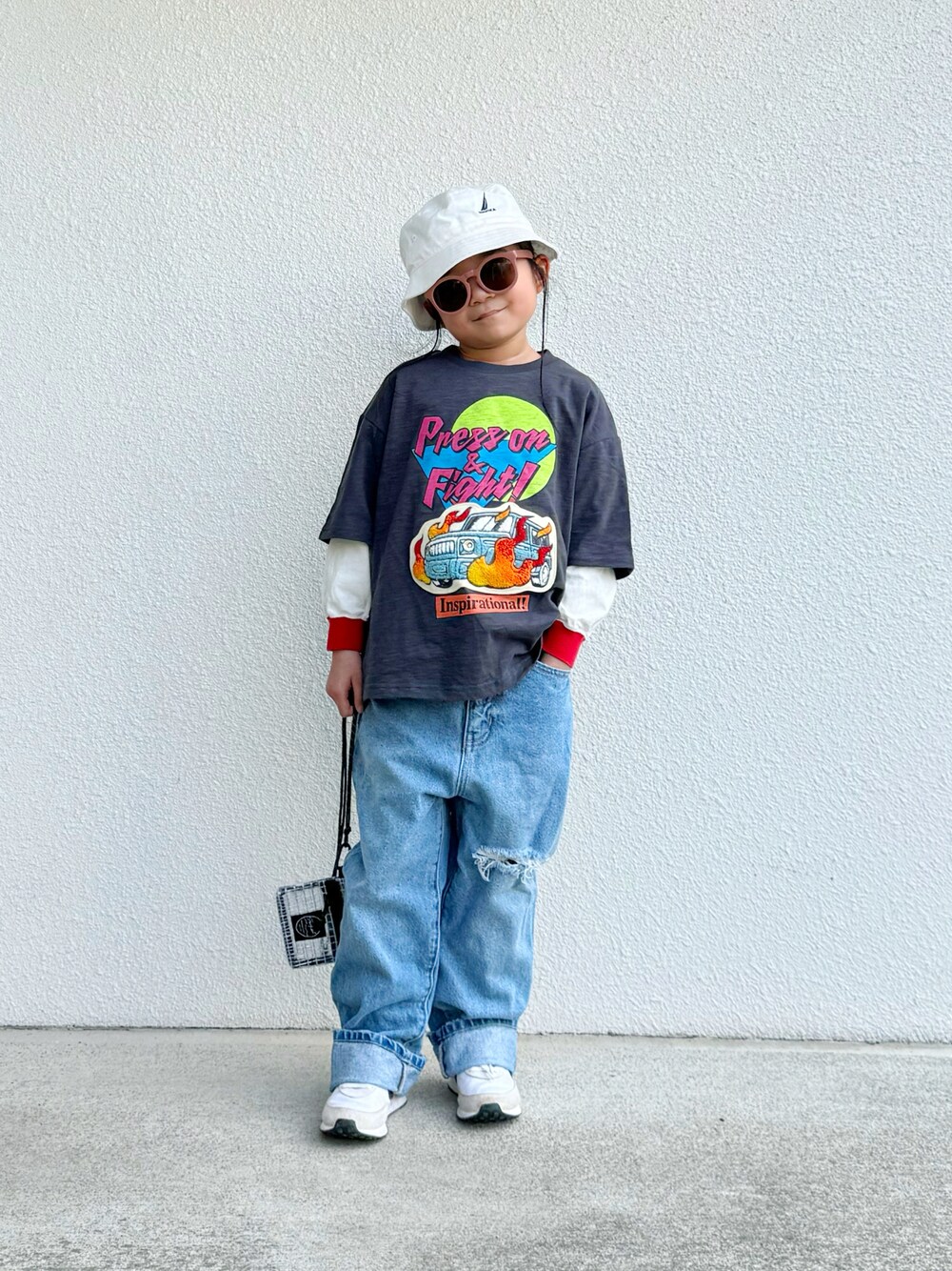グレー系のTシャツ/カットソー、レッド系のTシャツ/カットソー、ブルー系のデニムパンツを着用したキッズの春コーディネートの1枚目の写真