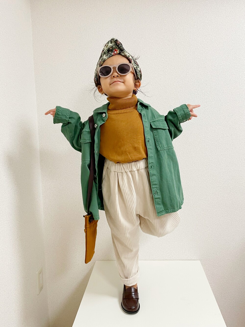「ジャケット、ビッグシルエット、レザー、グリーン、ショルダーバッグ、ローファー、めがね、冬コーデ、コーデュロイパンツ、休日スタイル、プチプラ、タックイン、カラーニット」｜「GO TO HOLLYWOODのノマドコーデュロイヘアバンド（ヘアアクセサリー、ホワイト系）」を使った、asairo 𓇼 さん（キッズ・100cm）の秋コーディネートの1枚目の写真