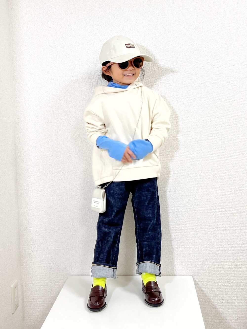 「キャップ、パーカー、タートルネック、デニム、ローファー、カジュアルコーデ、レイヤードスタイル、クリスマスに着たい服」｜「NEW ERAのNEW ERA/ニューエラ キッズ キャップ 13054403（キャップ、ブラウン系）」を使った、asairo 𓇼 さん（キッズ・100cm）の冬コーディネートの1枚目の写真