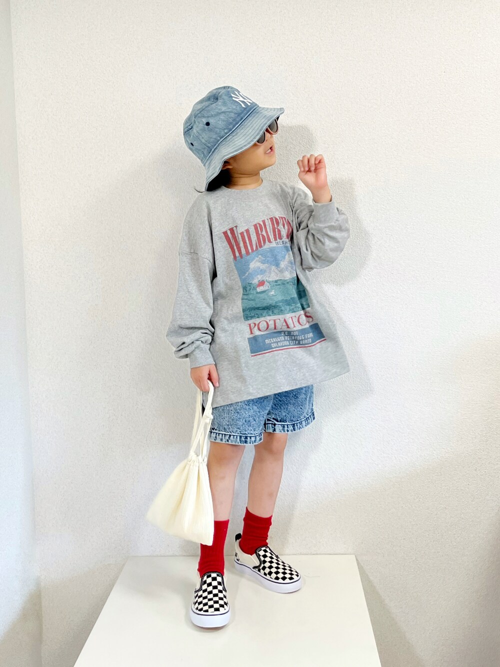 「ロンT、バケットハット、スリッポン、秋服準備はじめました、ストリート、デニム、ロゴT、淡色コーデ、休日スタイル、アウトドアスタイル」｜「NEW ERAのNEW ERA/ニューエラ キッズ ハット ニューヨーク・ヤンキース 13327803（ハット、ブルー系）」を使った、asairo 𓇼 さん（キッズ・110cm）の夏コーディネートの1枚目の写真