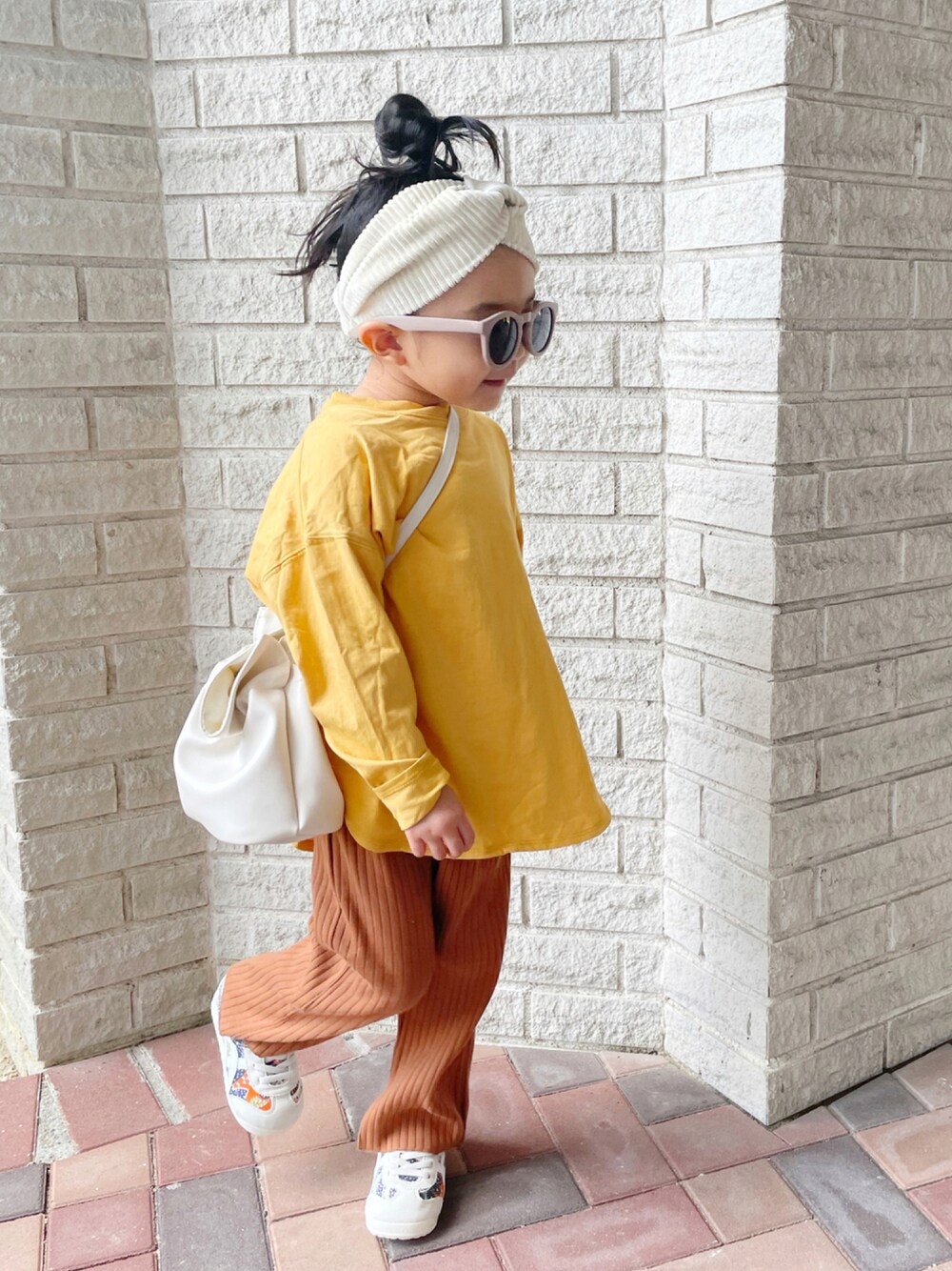「スニーカー、ビッグシルエット、イエロー、ヘアバンド、ショルダーバッグ、リブパンツ、ロンT、休日スタイル、ブラウン、プチプラ、巾着バッグ、シンプルコーデ、カジュアルコーデ、秋コーデ」｜「LOWRYS FARMのコーデュロイターバン　229206（その他ヘアアクセサリー、ホワイト系）」を使った、asairo 𓇼 さん（キッズ・100cm）の秋コーディネートの1枚目の写真
