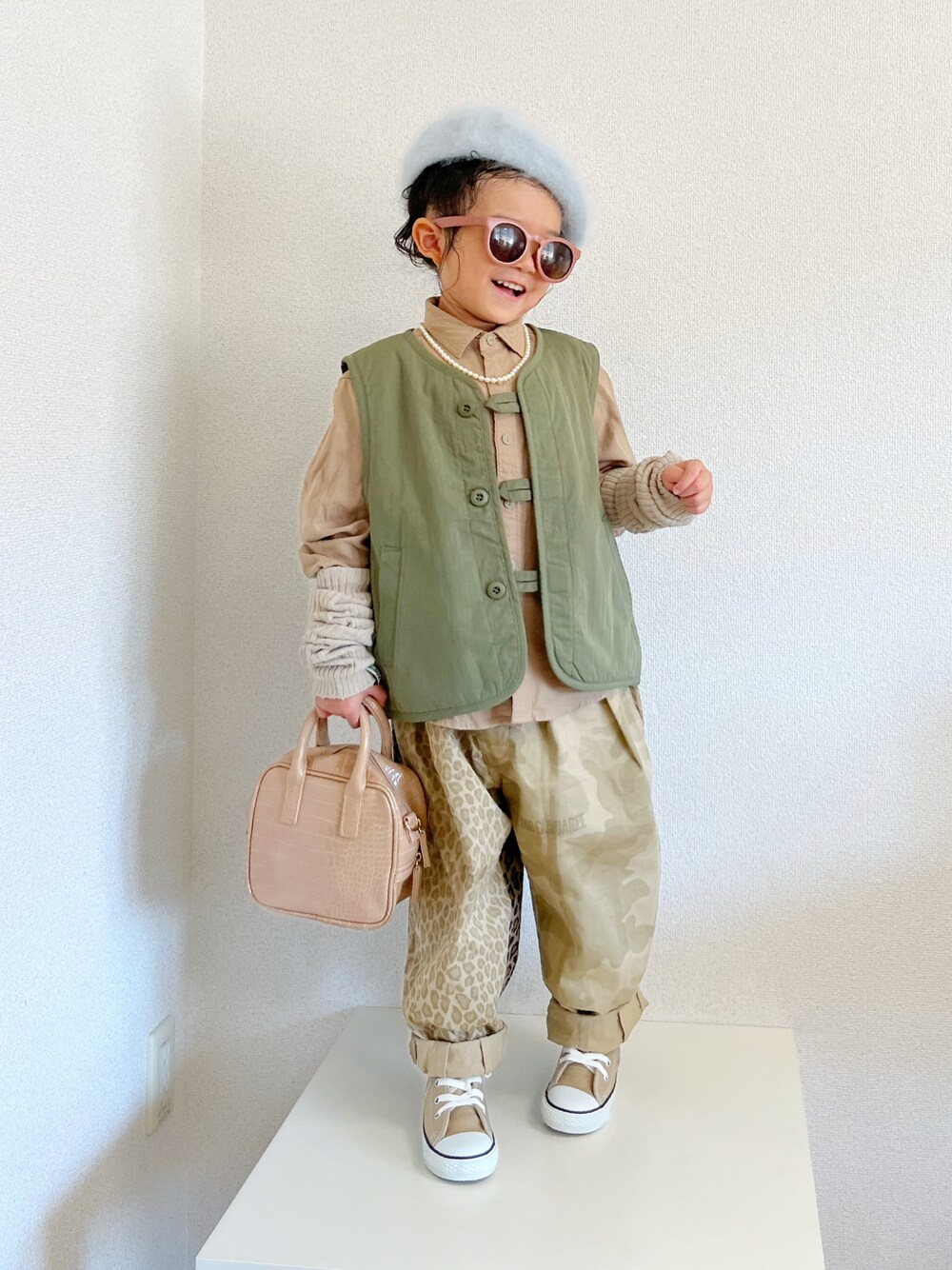 「ワイドパンツ、スニーカー、レイヤードスタイル、シャツスタイル、ベスト、レザー、カジュアルコーデ、ワントーンコーデ、ビッグシルエット、プチプラ、コンバース」｜「FITHのふわふわ💕（帽子、ブルー系）」を使った、asairo 𓇼 さん（キッズ・100cm）の秋コーディネートの1枚目の写真