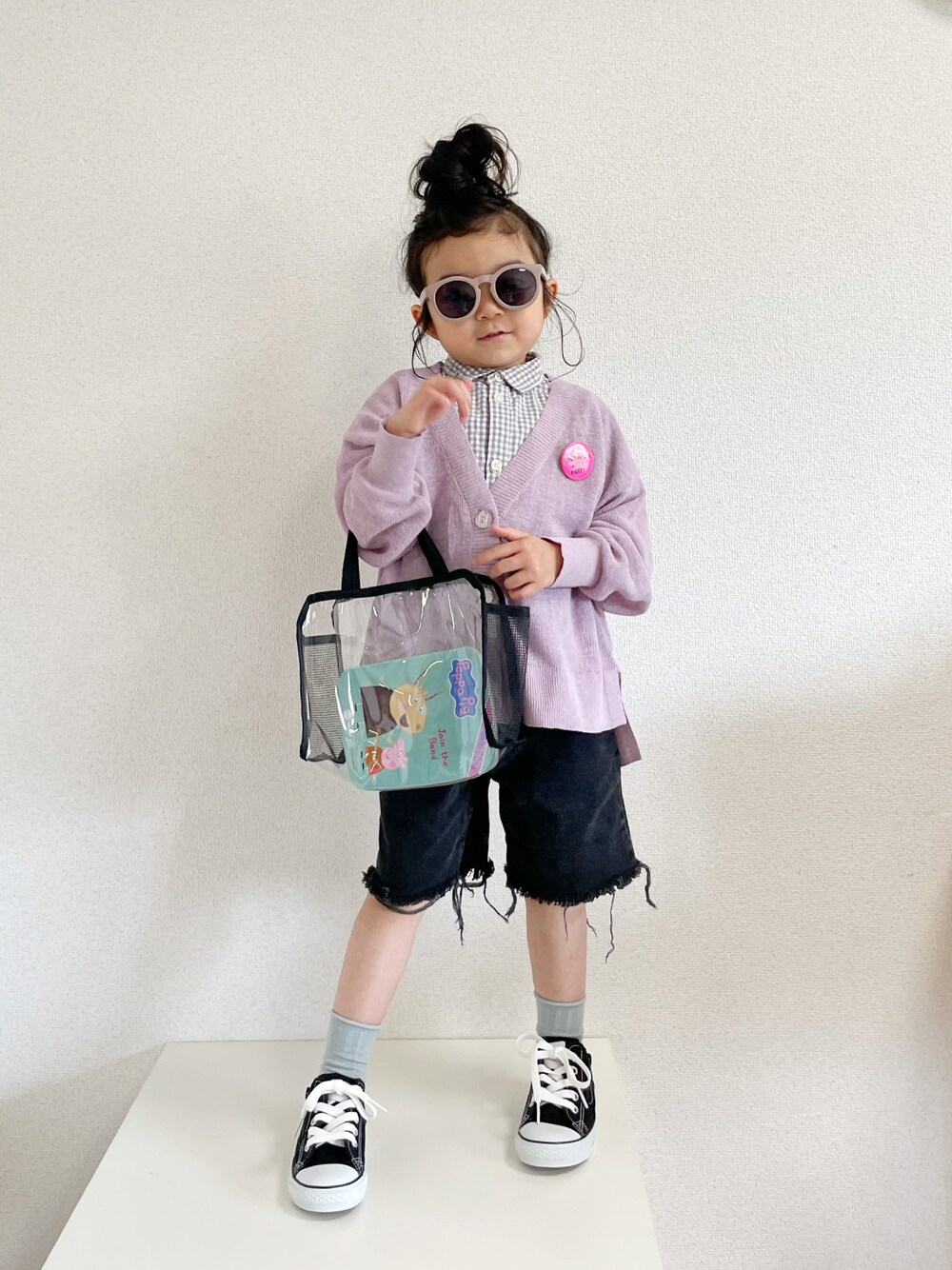 「カラーソックス、古着MIX、コンバース、ハーフパンツ、サングラス、シャツスタイル、カラー×コーデ、レイヤードスタイル、クリアバッグ、カジュアルコーデ、カーディガン、休日スタイル、ギンガムチェック、FUDGE KIDSのトラッドスタイル」｜「coenの【coen キッズ/ジュニア】[洗える]サラコVネックニットカーディガン（カーディガン/ボレロ、ピンク系）」を使った、asairo 𓇼 さん（キッズ・100cm）の春コーディネートの1枚目の写真