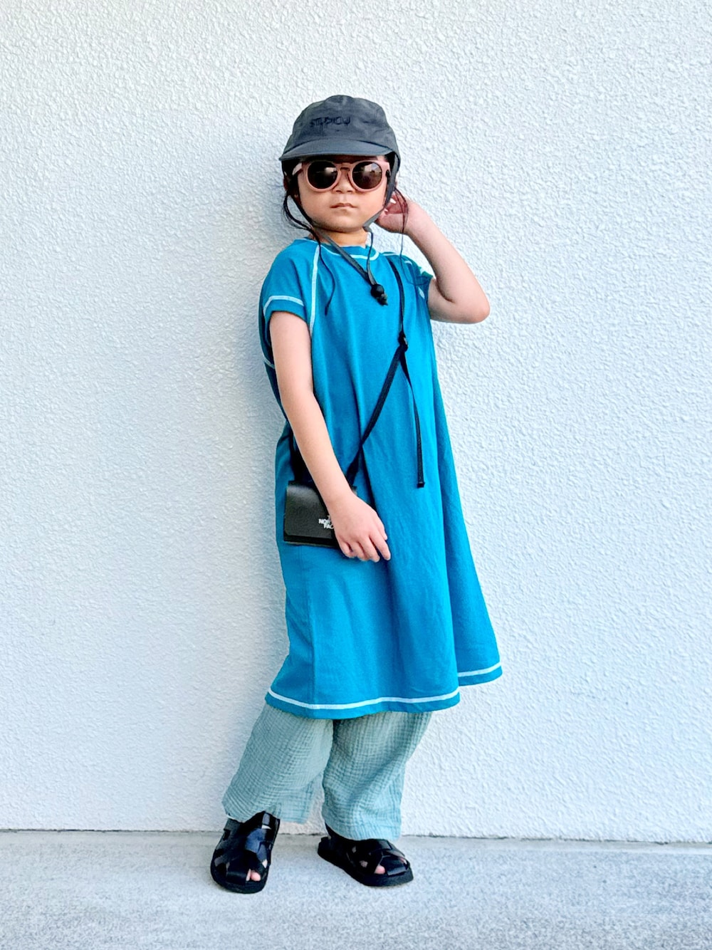 「休日スタイル、きれいめカジュアル、韓国子供服、韓国ファッション、ワンピース、シンプルコーデ、サンダル、キャップ、ショルダーバッグ、アウトドアスタイル、古着MIX、シンプル、サングラス、フェススタイル、夏コーデ」｜「jdbase_capのアイテム（帽子、グレー系）」を使った、asairo 𓇼 さん（キッズ・110cm）の夏コーディネートの1枚目の写真