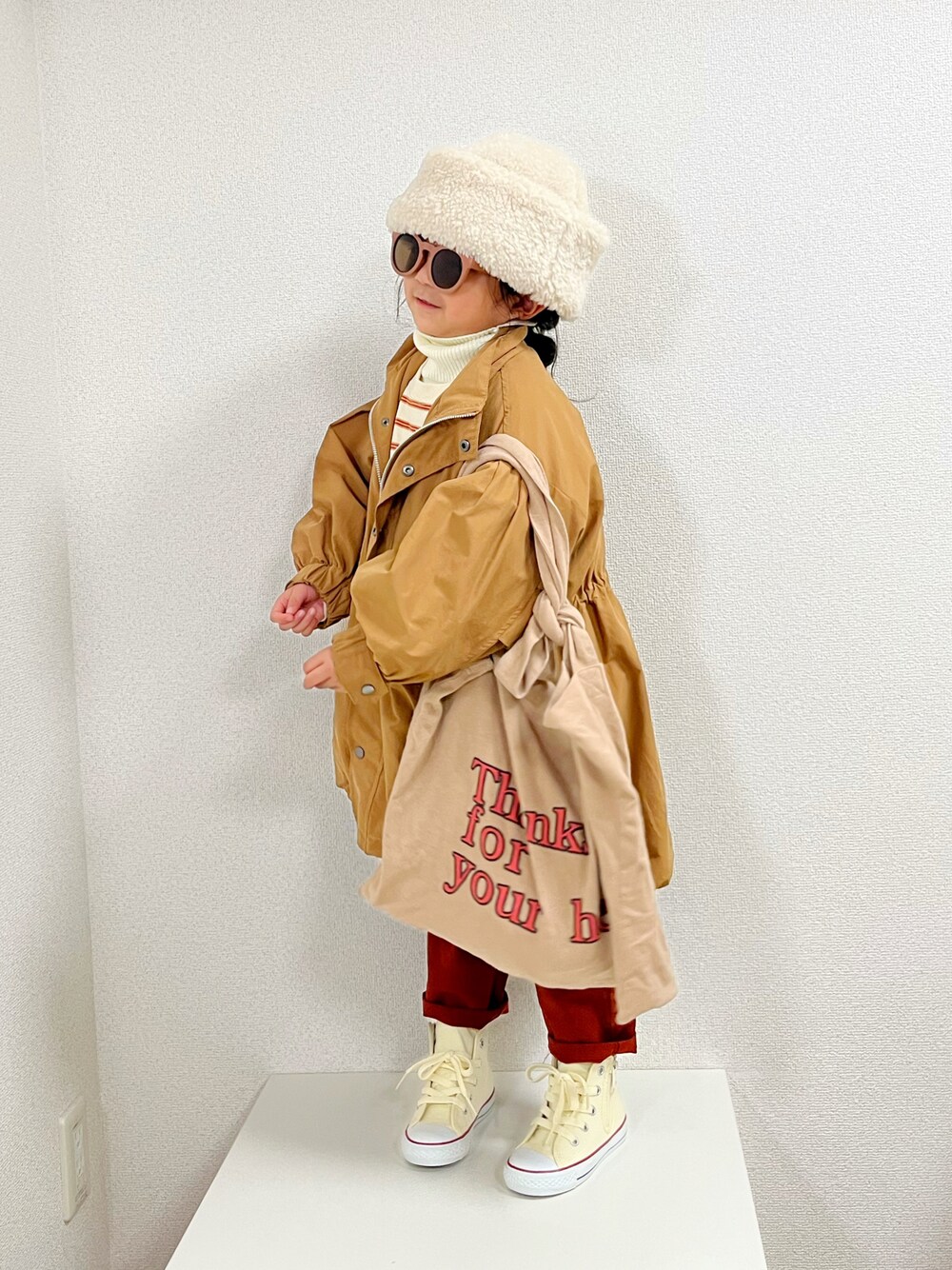 「トートバッグ、赤、クリスマスに着たい服、モッズコート、レイヤードスタイル、コンバース、ワントーンコーデ、冬コーデ、ファー、スニーカー、カジュアルコーデ」｜「GO TO HOLLYWOODのボアキャップ（帽子、ホワイト系）」を使った、asairo 𓇼 さん（キッズ・100cm）の冬コーディネートの1枚目の写真