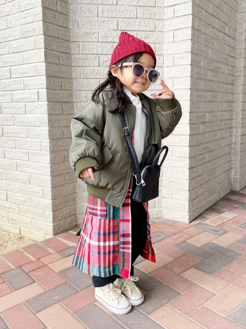 ホワイト系のTシャツ/カットソー、グリーン系のMA-1、ブラック系のショルダーバッグを着用したキッズの秋コーディネートの1枚目の写真