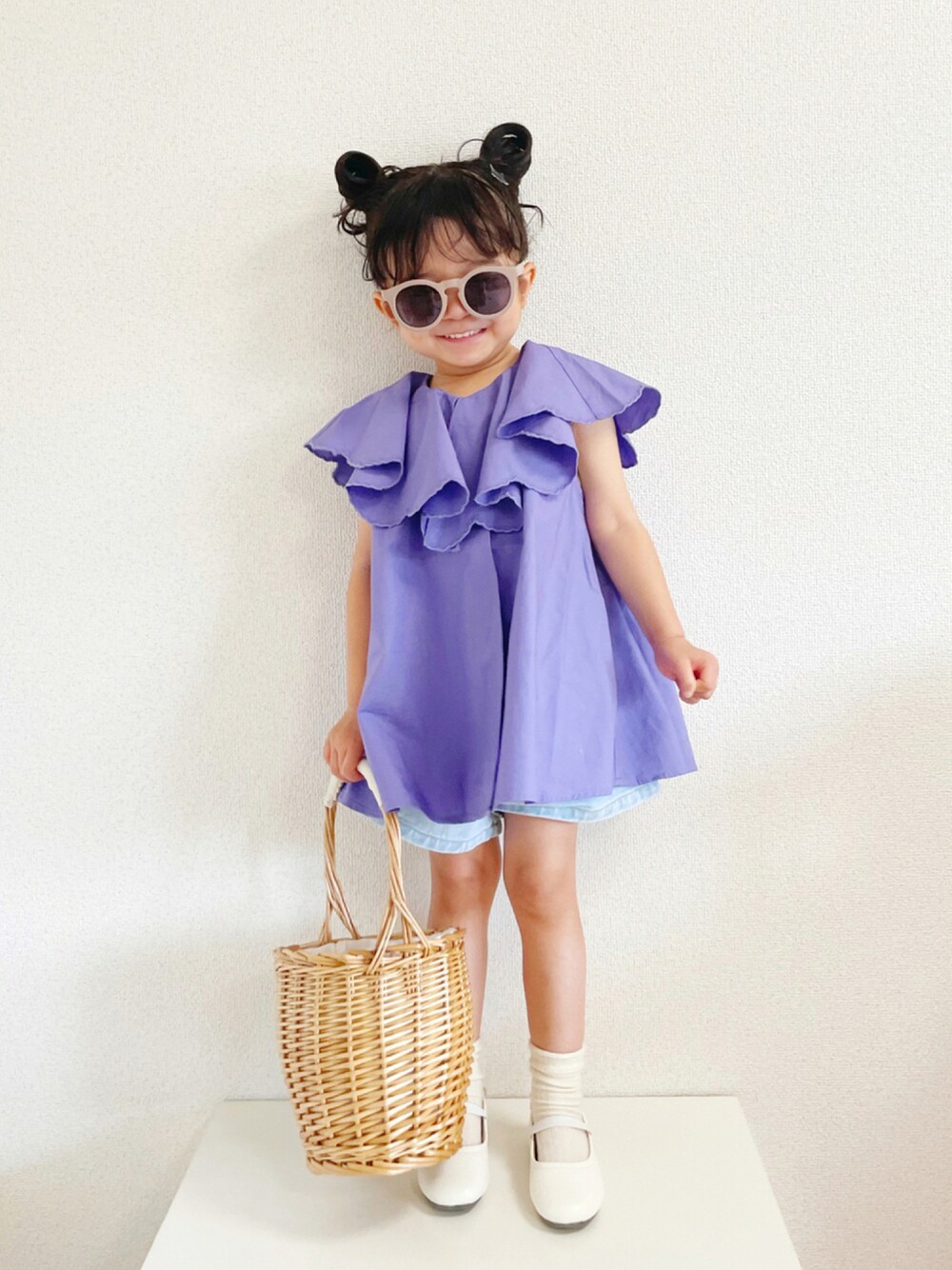 「COOLなこのコが仲間入り、ショートパンツ、バレエシューズ、かごバッグ、ビッグカラー、休日スタイル、夏セールで買いました、ブラウス、サングラス、夏コーデ」｜「LOWRYS FARMのエンブロイダリーノースリーブ　950085（シャツ/ブラウス、パープル系）」を使った、asairo 𓇼 さん（キッズ・100cm）の夏コーディネートの1枚目の写真