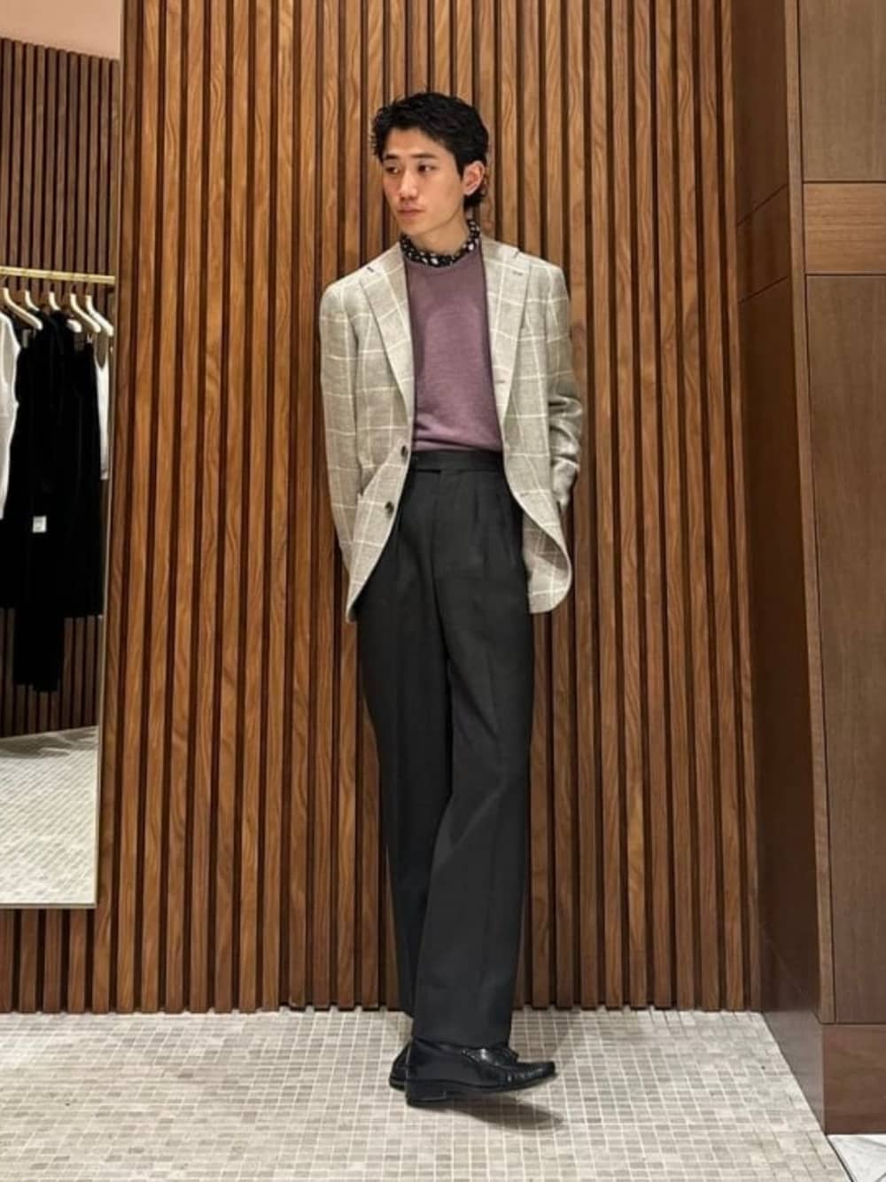 グレー系のその他パンツ、ブラック系のハンカチ/ハンドタオルを着用したメンズの春コーディネートの1枚目の写真