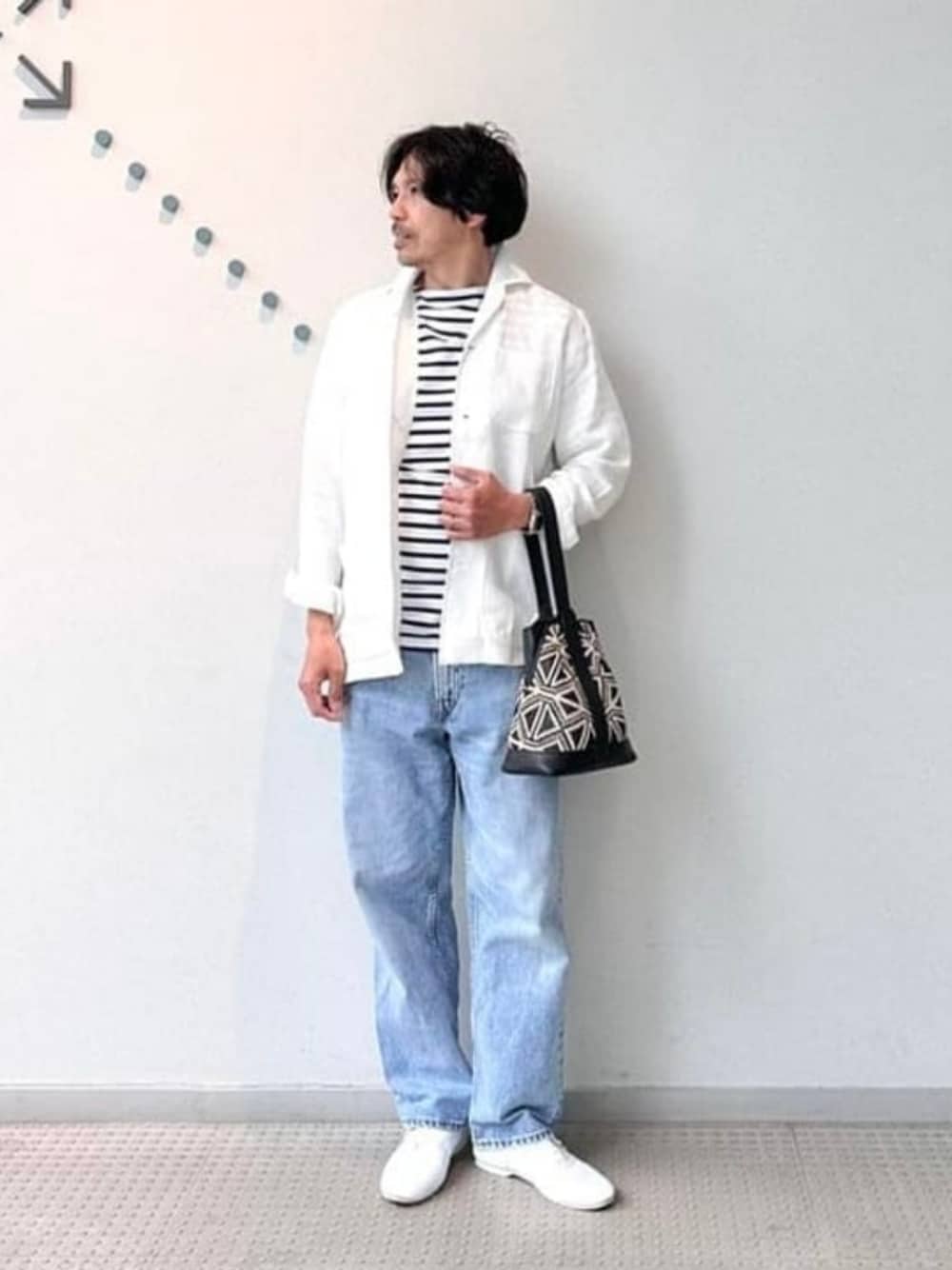ホワイト系のTシャツ/カットソー、ブラック系のハンドバッグ、ホワイト系のその他アウターを着用したメンズの夏コーディネートの1枚目の写真
