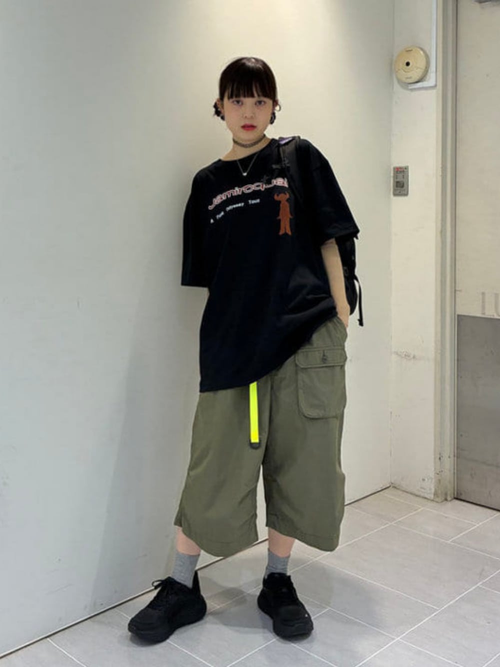 ブラック系のTシャツ/カットソーを着用したレディースの夏コーディネートの1枚目の写真