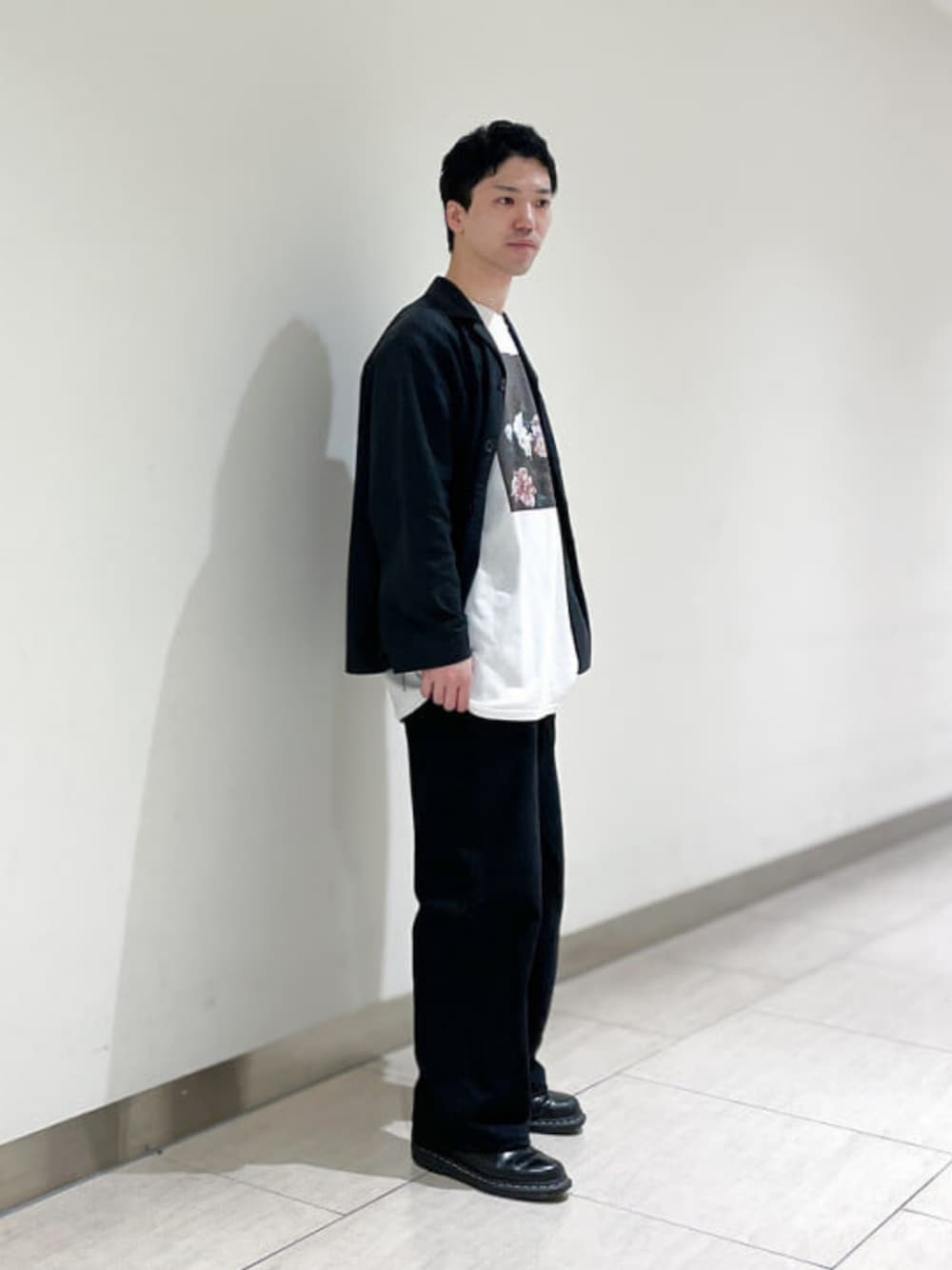 ホワイト系のTシャツ/カットソーを着用したメンズの春コーディネートの1枚目の写真