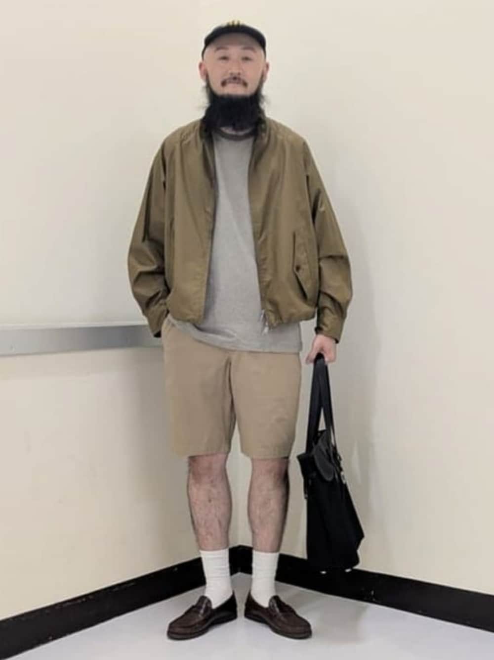 ブラウン系のブルゾン、ブラック系のTシャツ/カットソー、ブラック系のトートバッグを着用したメンズの夏コーディネートの1枚目の写真