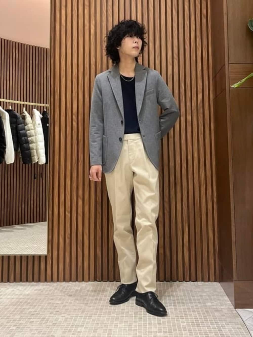 ホワイト系のその他パンツ、ブラック系のその他アウターを着用したメンズの秋コーディネートの1枚目の写真