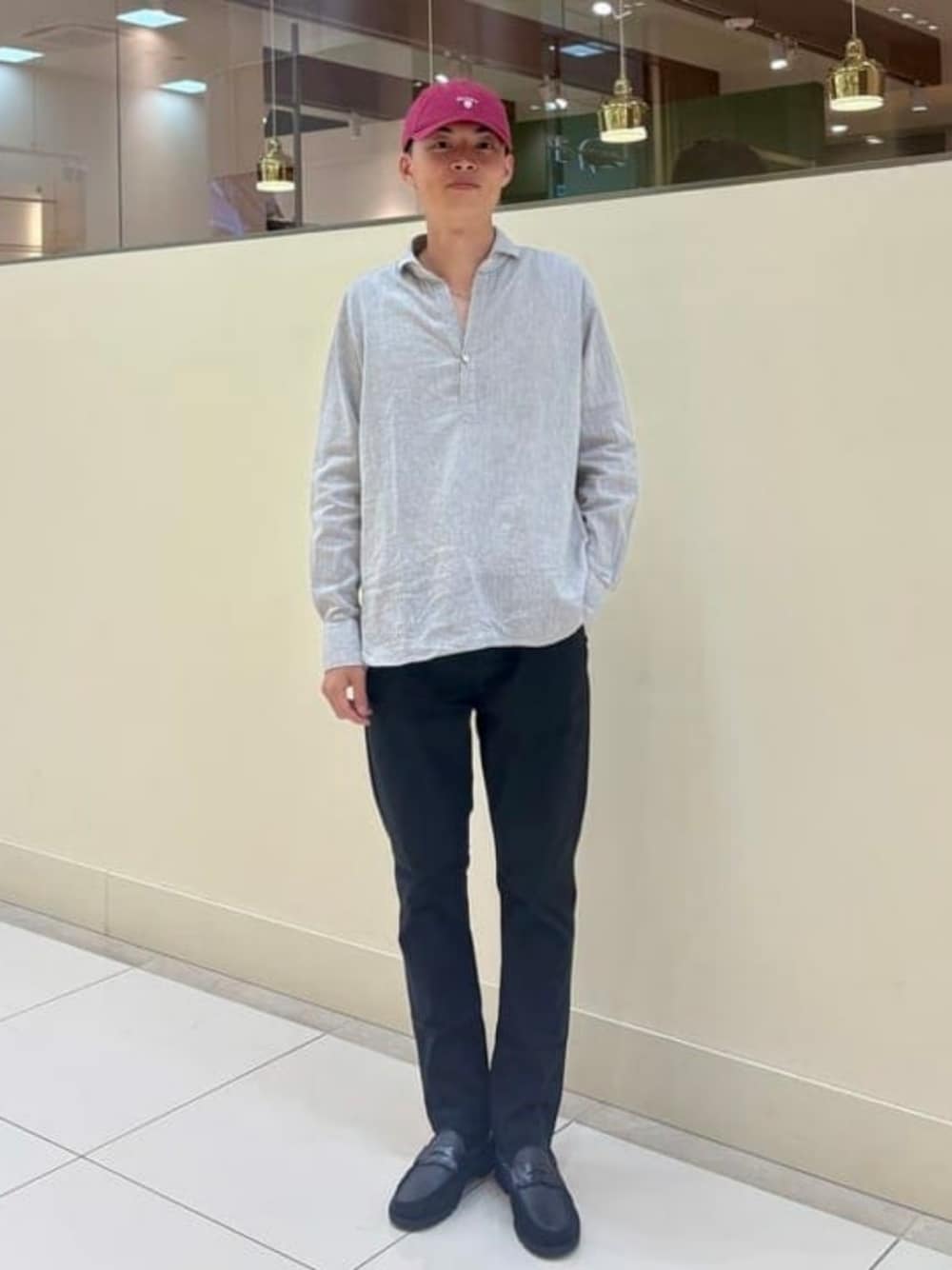 グレー系のシャツ/ブラウス、ブラック系のチノパンツ、ブラック系のローファーを着用したメンズの夏コーディネートの1枚目の写真
