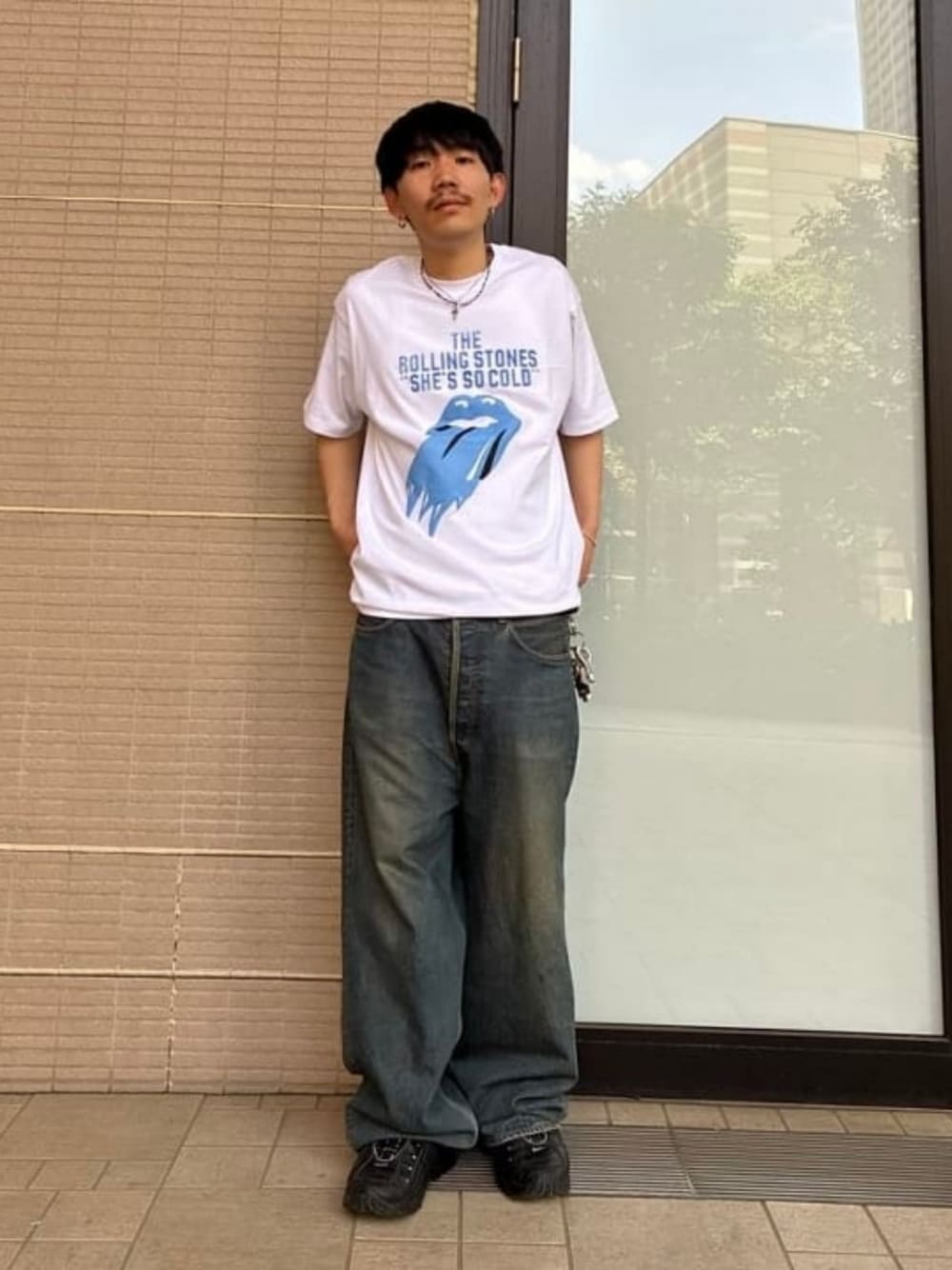 ホワイト系のTシャツ/カットソーを着用したメンズの春コーディネートの1枚目の写真