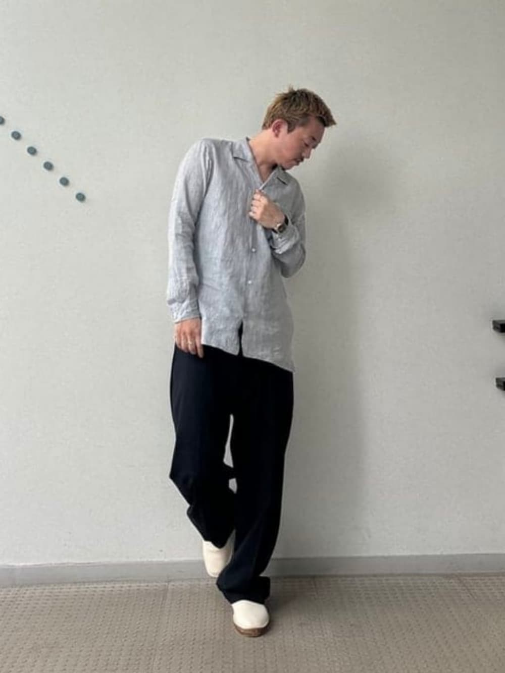 シルバー系のシャツ/ブラウス、ブルー系のスラックス、ホワイト系のサンダルを着用したメンズの夏コーディネートの1枚目の写真