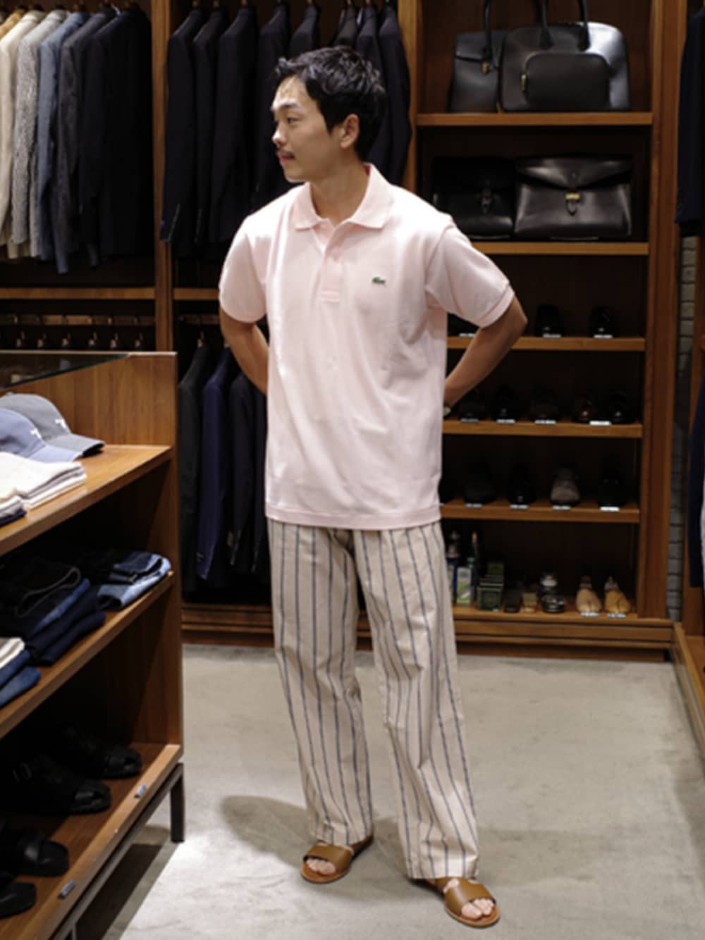 ブラウン系のサンダル、ベージュ系のその他パンツ、ピンク系のポロシャツを着用したメンズの夏コーディネートの1枚目の写真
