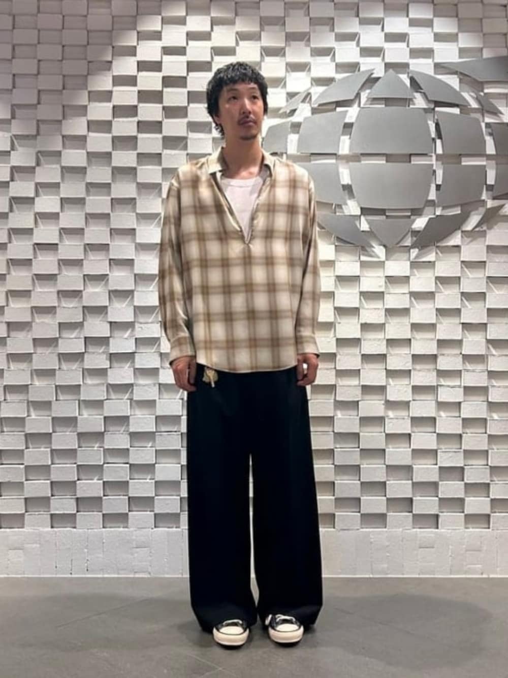 ベージュ系のシャツ/ブラウスを着用したメンズの夏コーディネートの1枚目の写真